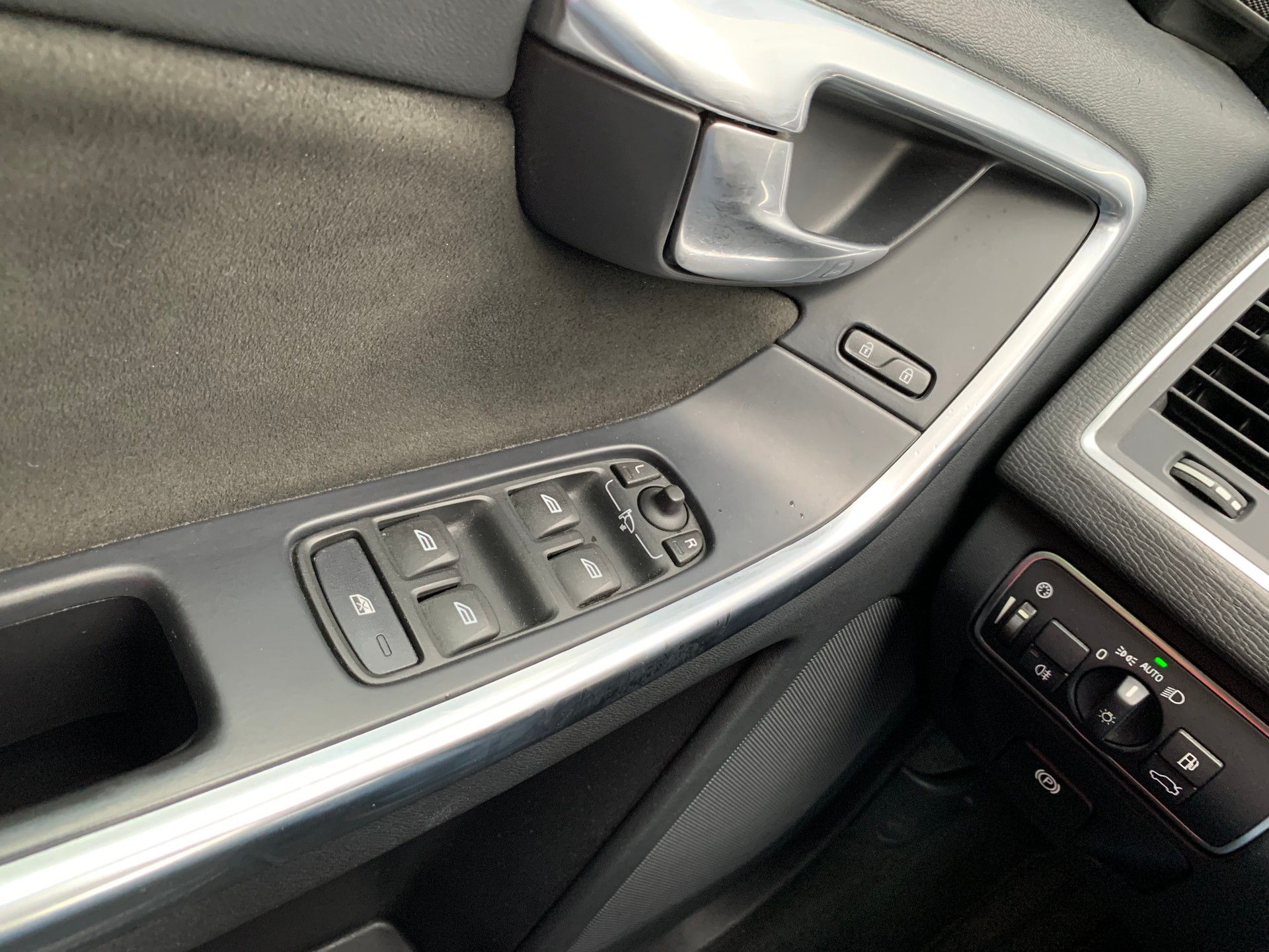 VOLVO XC60 D4 AWD Summum R-Design Geartronic-image-29