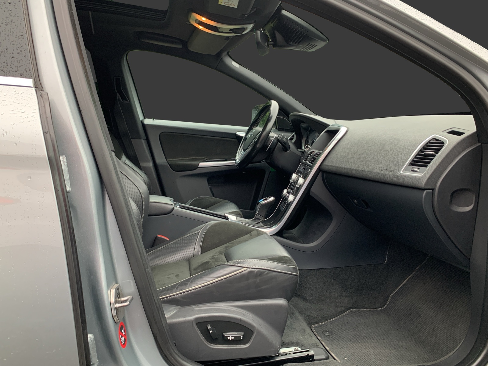 VOLVO XC60 D4 AWD Summum R-Design Geartronic-image-16