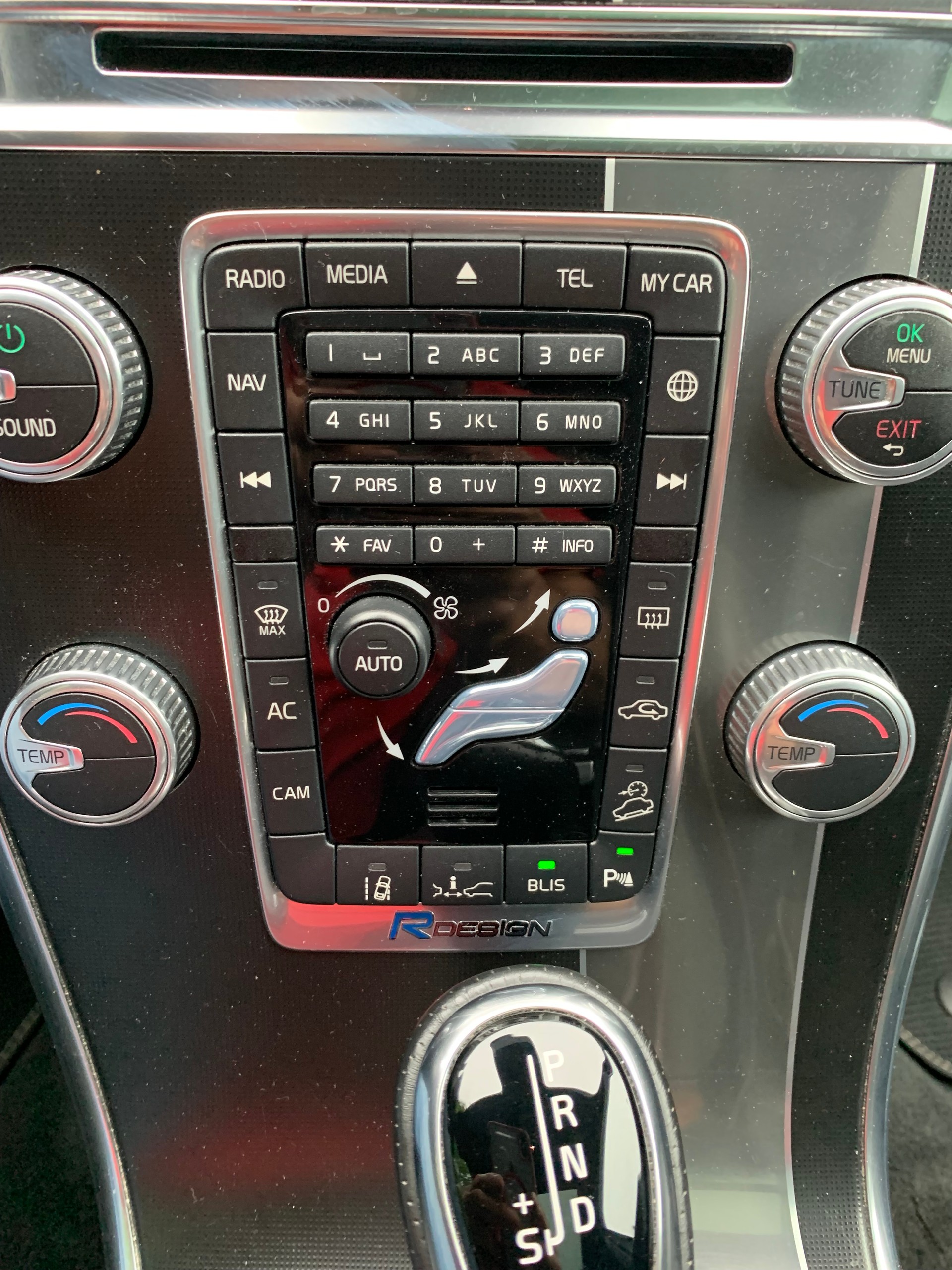 VOLVO XC60 D4 AWD Summum R-Design Geartronic-image-23