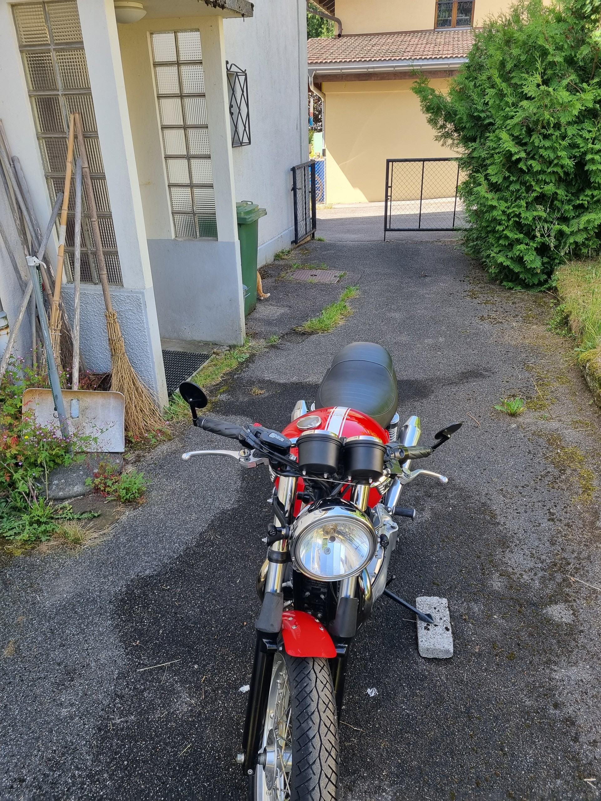 TRIUMPH Thruxton 900 i-image-1