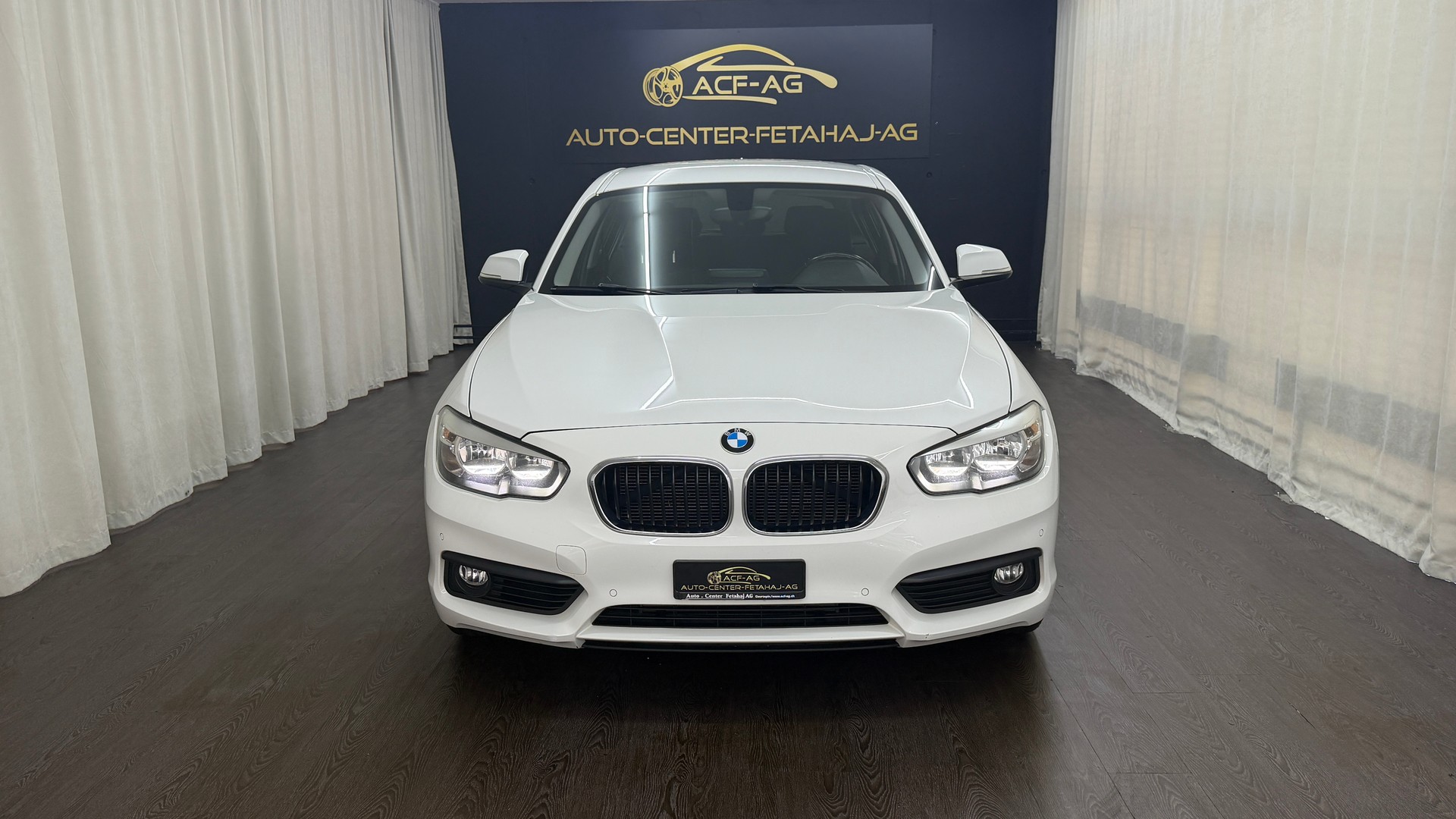BMW 118i Steptronic-showroom-element-1