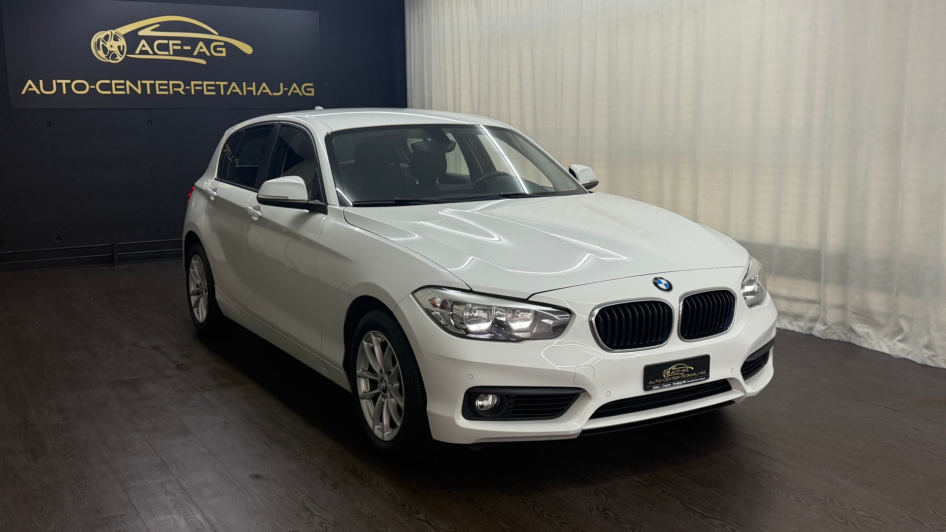 BMW 118i Steptronic-showroom-element-2