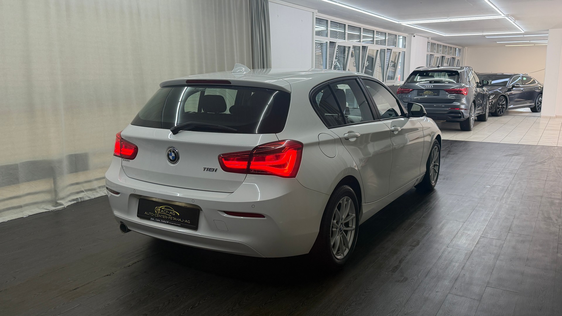 BMW 118i Steptronic-showroom-element-3