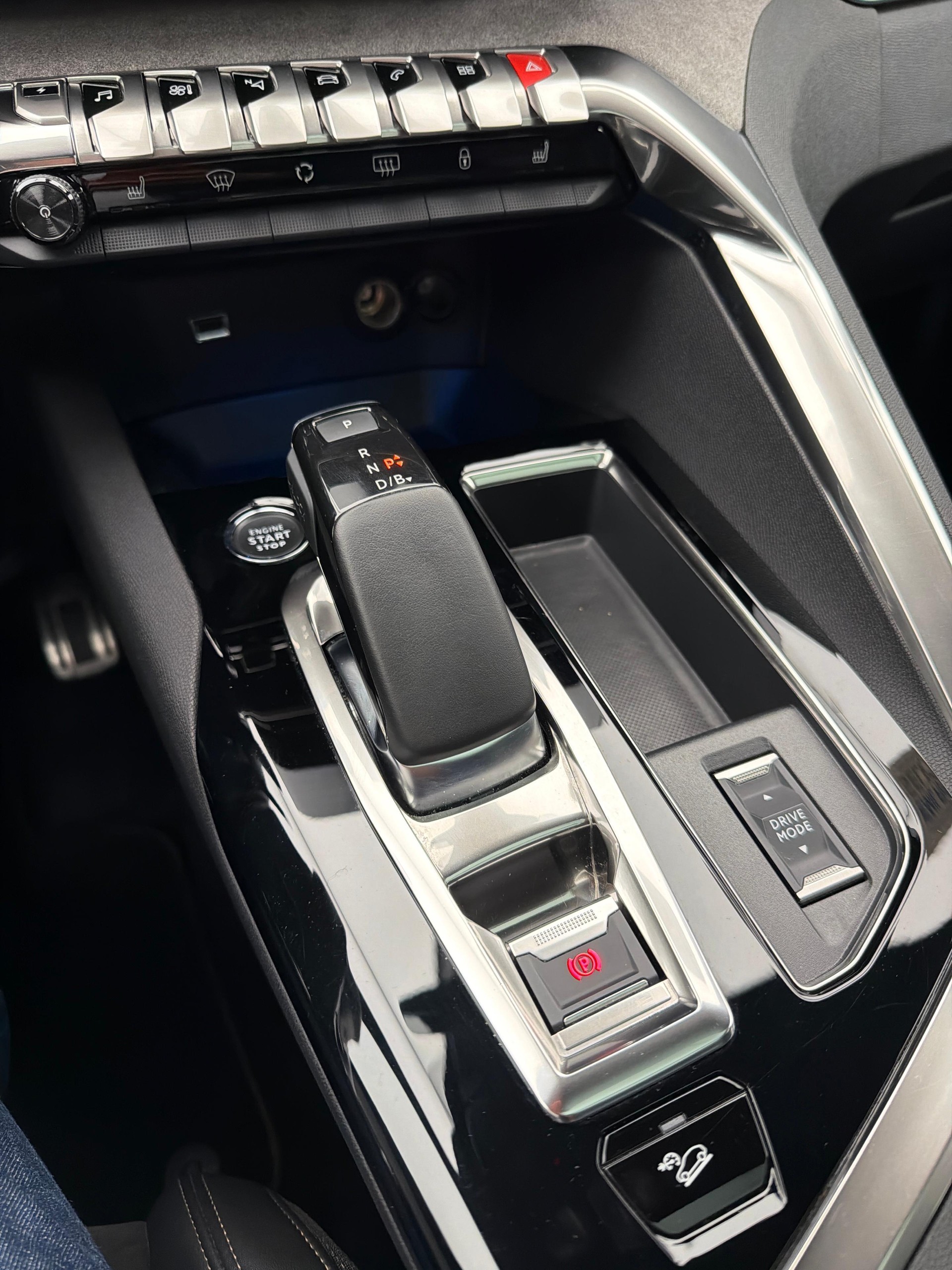 PEUGEOT 3008 1.6 Plug-in Hybrid4 GT Pack-image-18