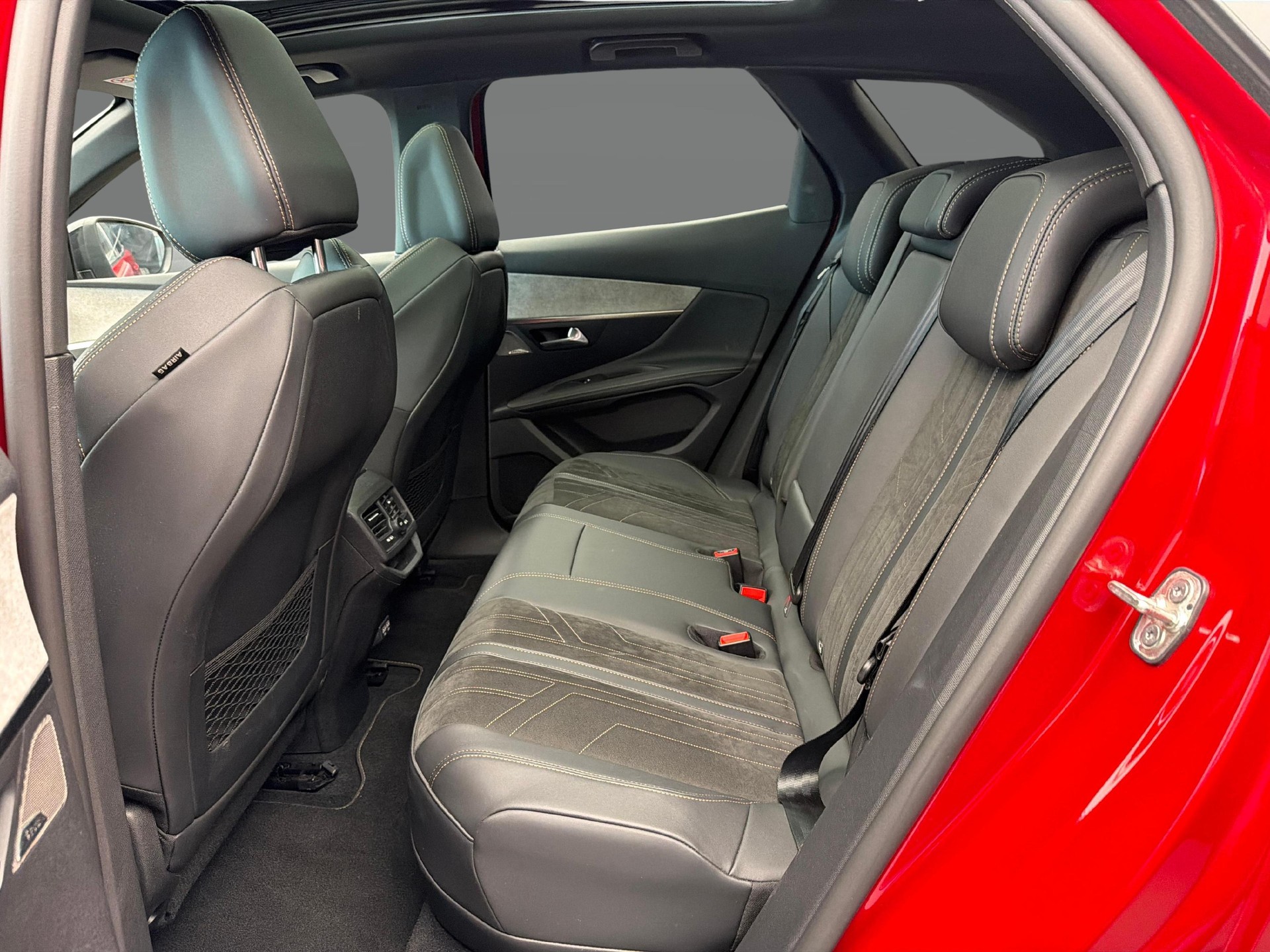 PEUGEOT 3008 1.6 Plug-in Hybrid4 GT Pack-image-11