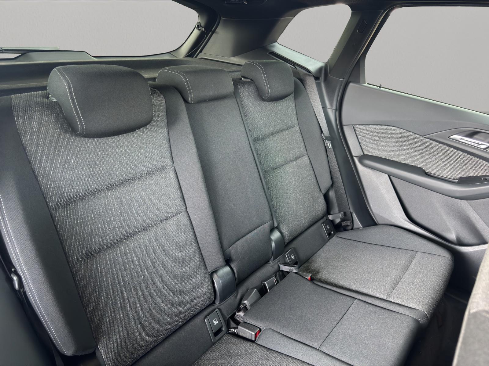 BMW 218i Active Tourer-image-11