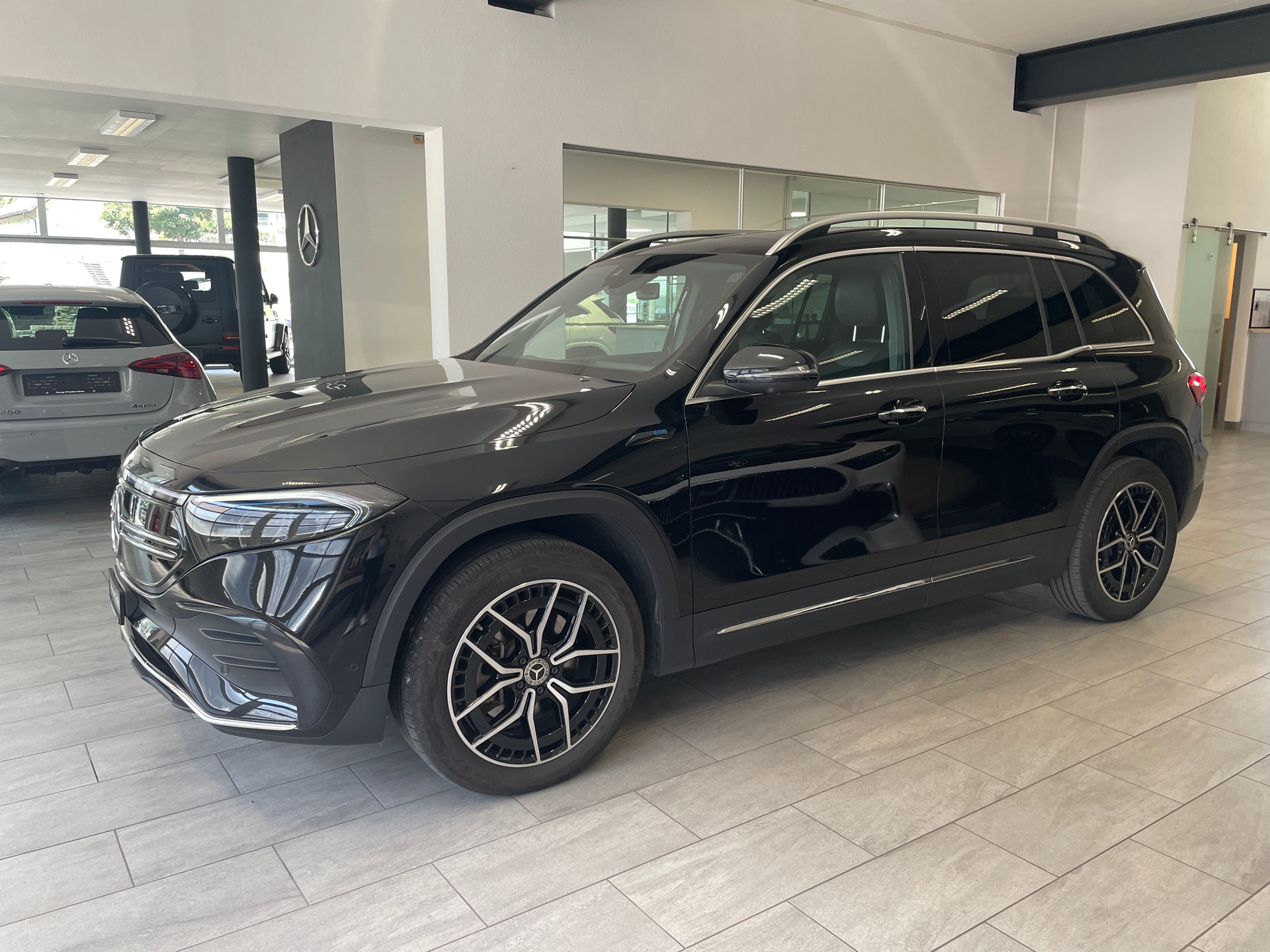 MERCEDES-BENZ EQB 350 AMG Line 4Matic-showroom-element-3
