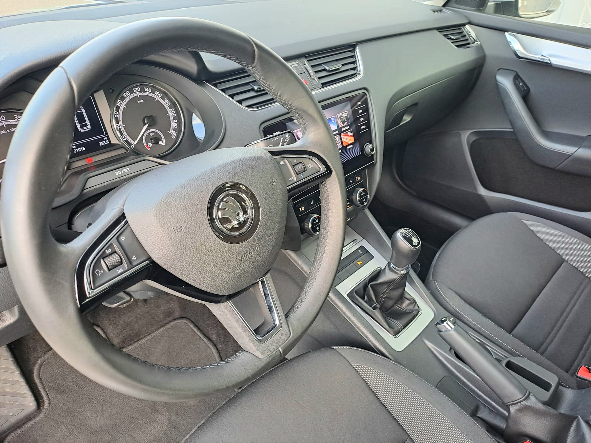 SKODA Octavia Combi 1.6 TDI Ambition 4x4-image-10
