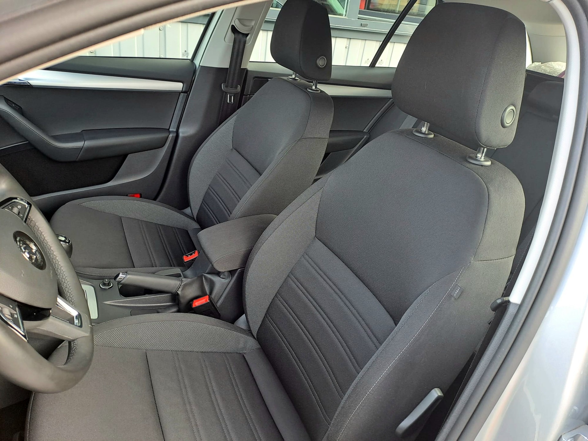 SKODA Octavia Combi 1.6 TDI Ambition 4x4-image-9