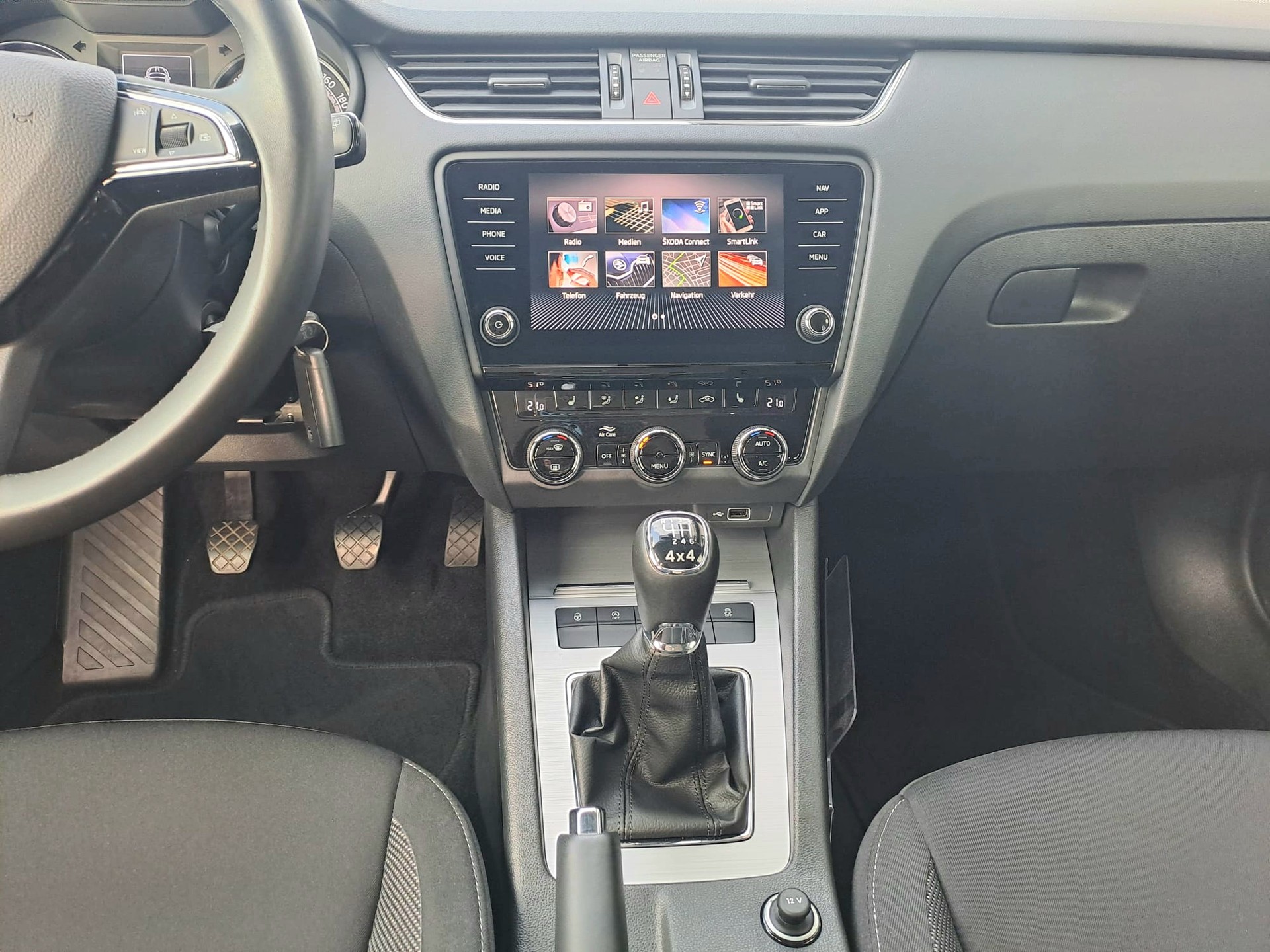 SKODA Octavia Combi 1.6 TDI Ambition 4x4-image-11