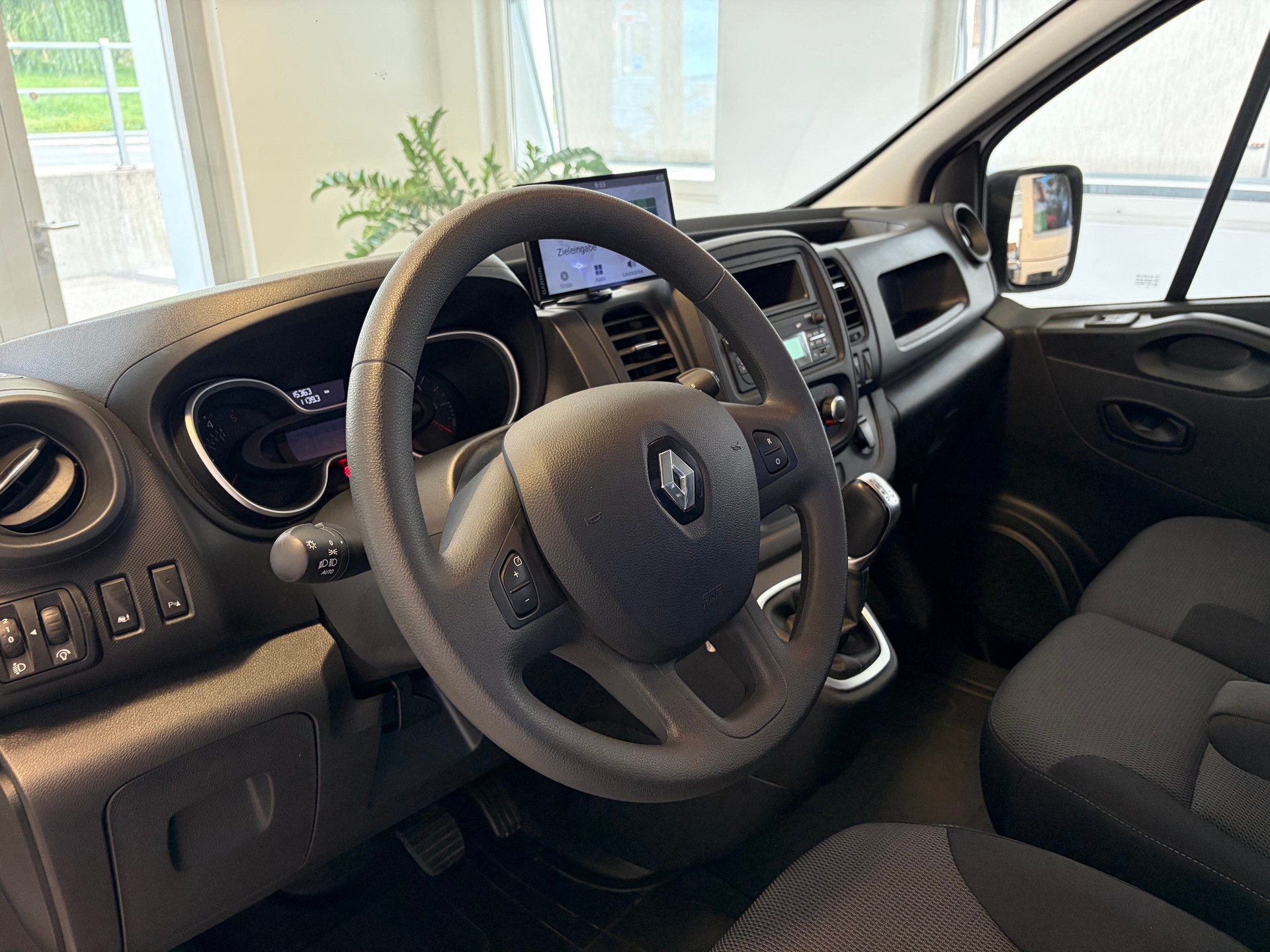 RENAULT Trafic 2.0 ENERGY dCi145 3.0t Business L1H1 A-image-5