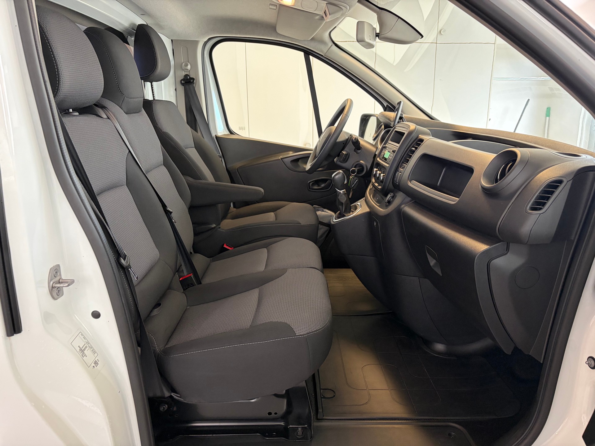 RENAULT Trafic 2.0 ENERGY dCi145 3.0t Business L1H1 A-image-9