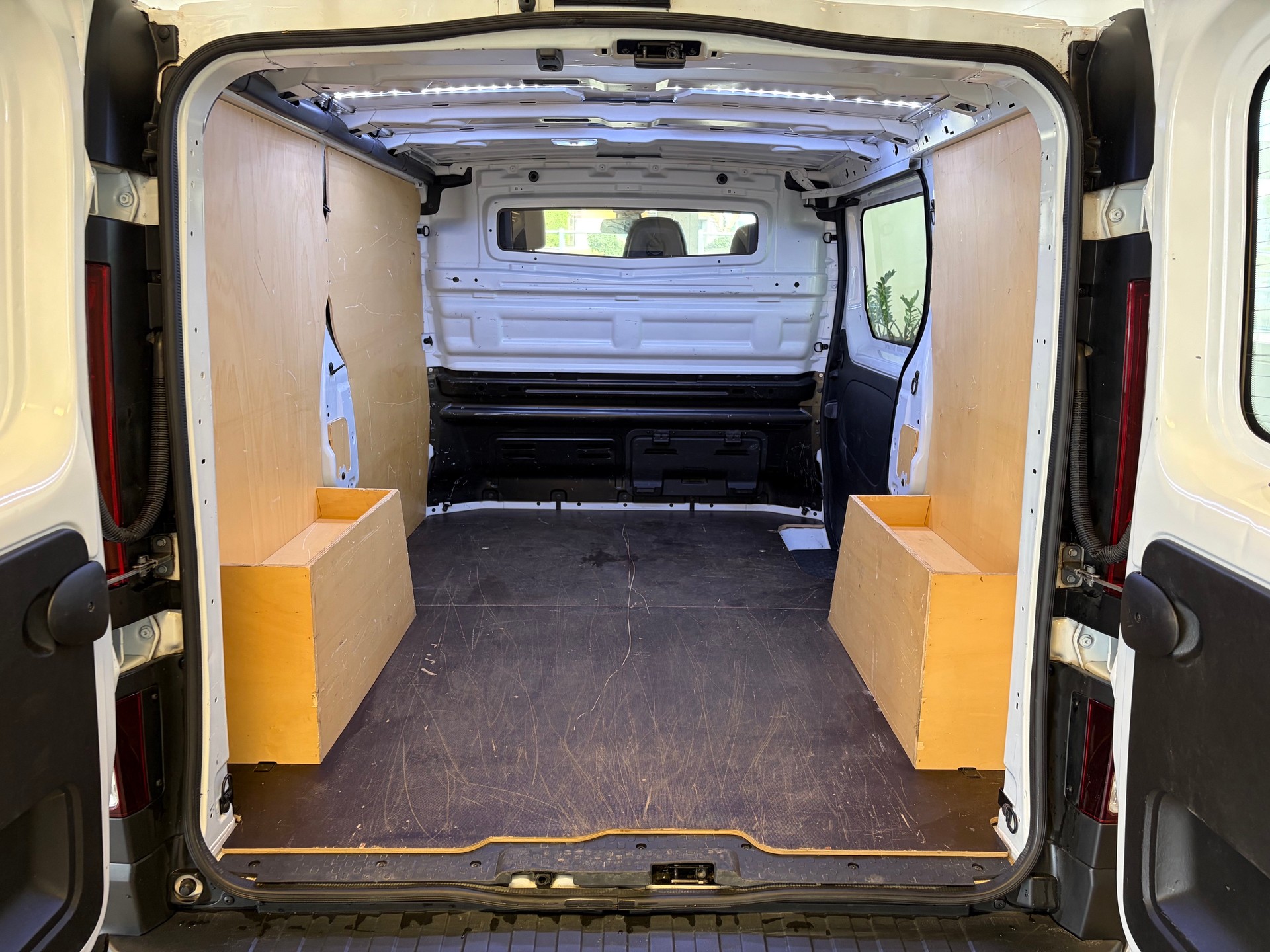 RENAULT Trafic 2.0 ENERGY dCi145 3.0t Business L1H1 A-image-12