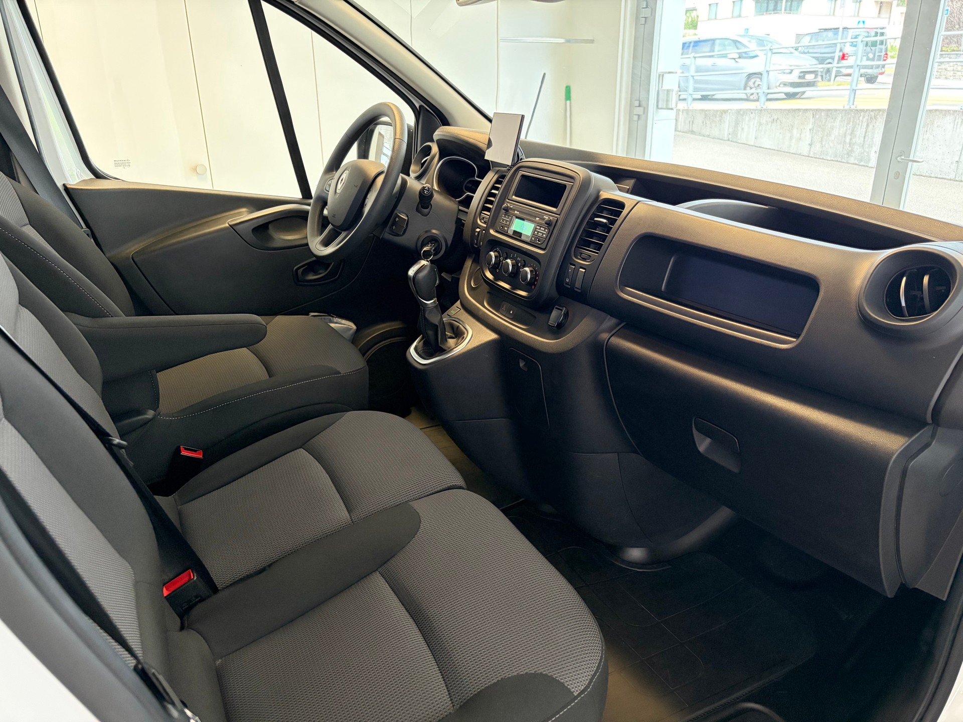 RENAULT Trafic 2.0 ENERGY dCi145 3.0t Business L1H1 A-image-7