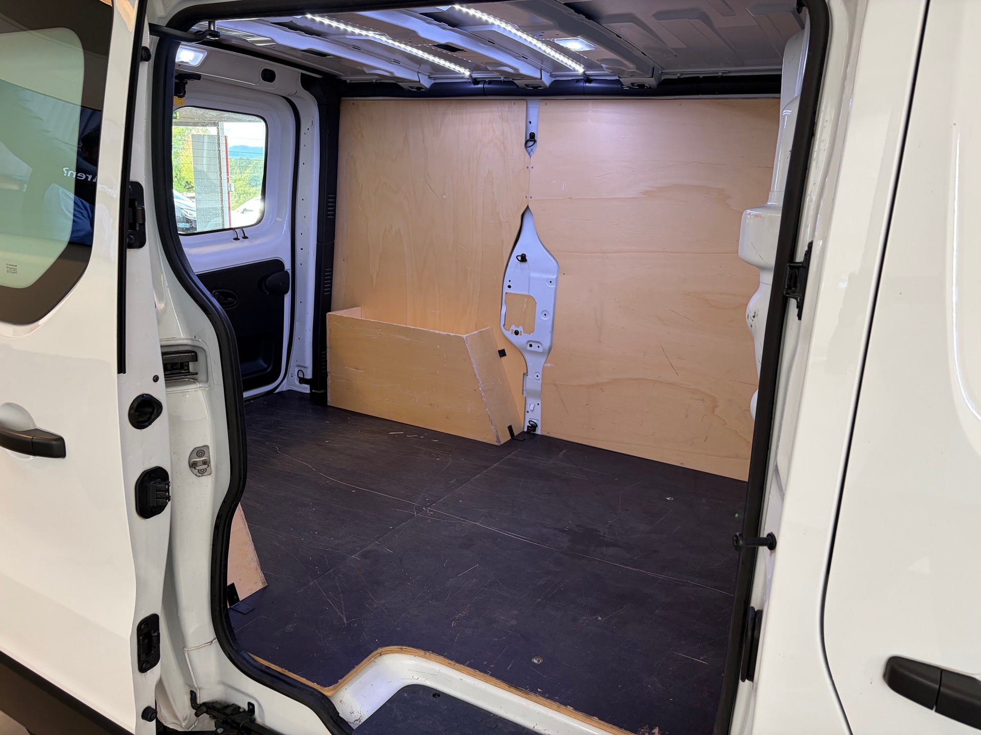 RENAULT Trafic 2.0 ENERGY dCi145 3.0t Business L1H1 A-image-11