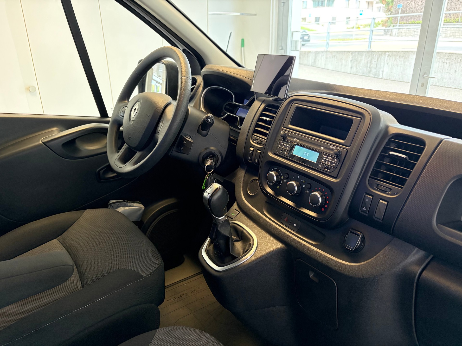 RENAULT Trafic 2.0 ENERGY dCi145 3.0t Business L1H1 A-image-8