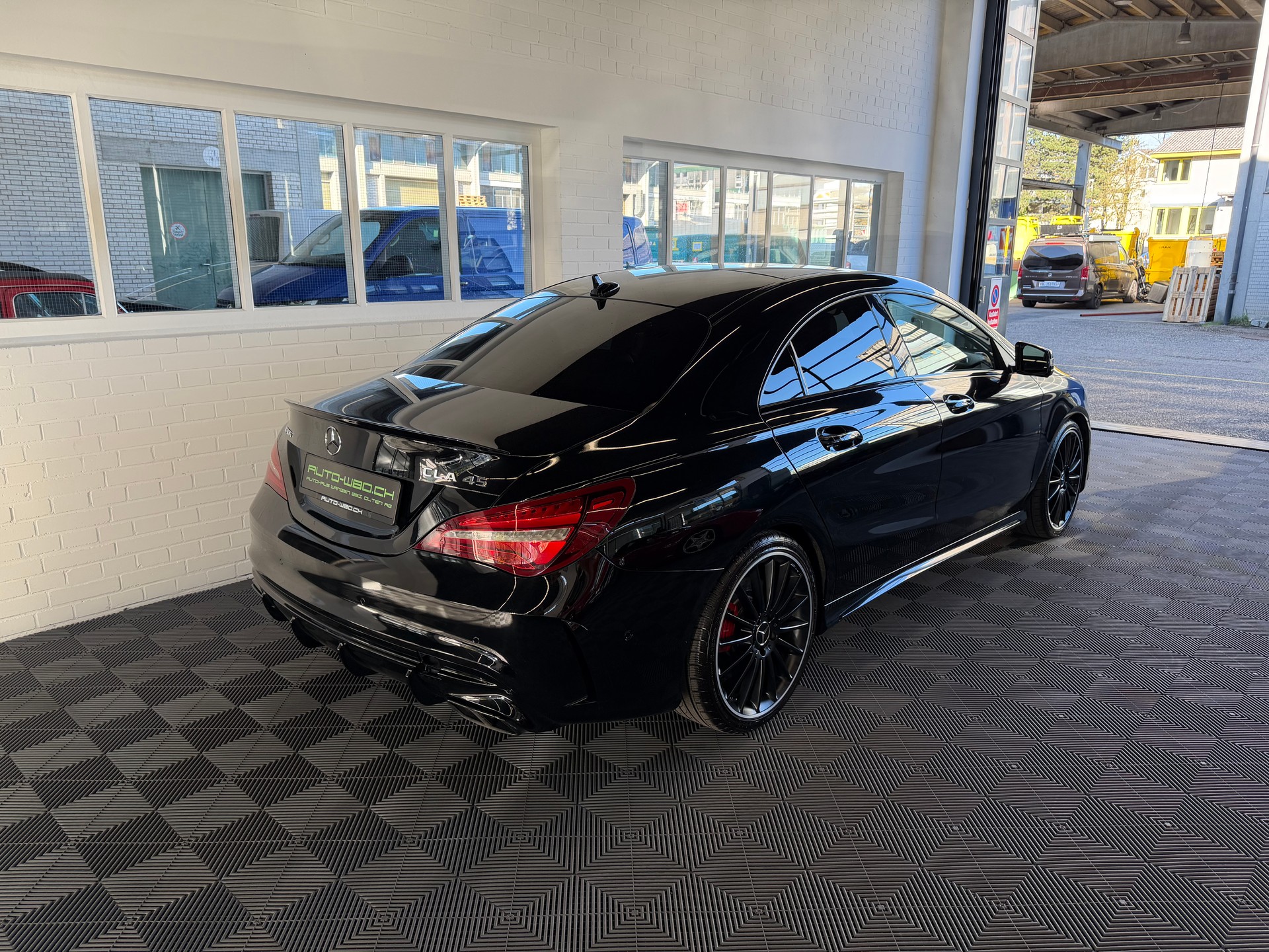 MERCEDES-BENZ CLA 45 AMG 4Matic Speedshift-showroom-element-2
