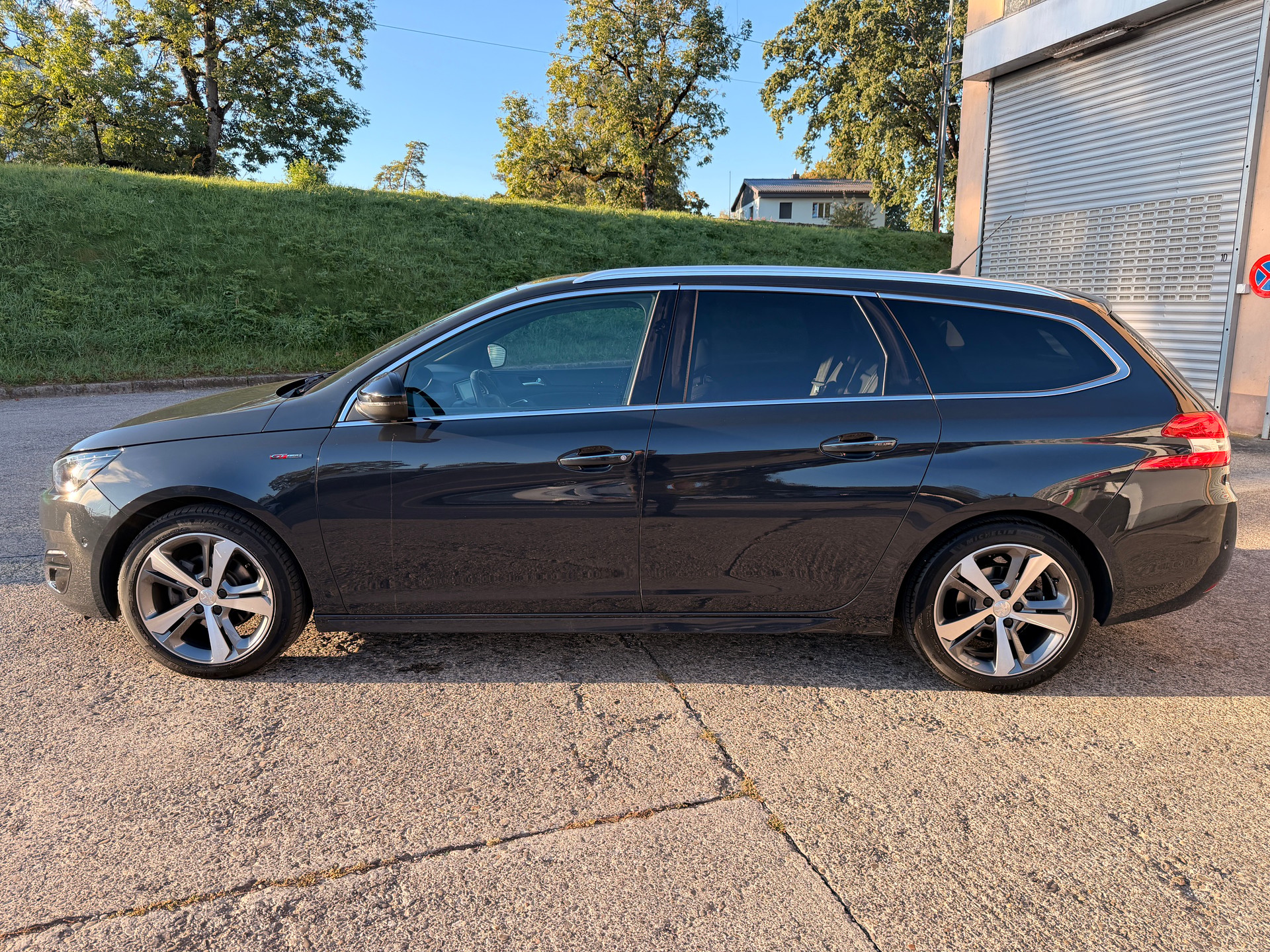PEUGEOT 308 SW 1.2 THP GT Line Automatic-showroom-element-1