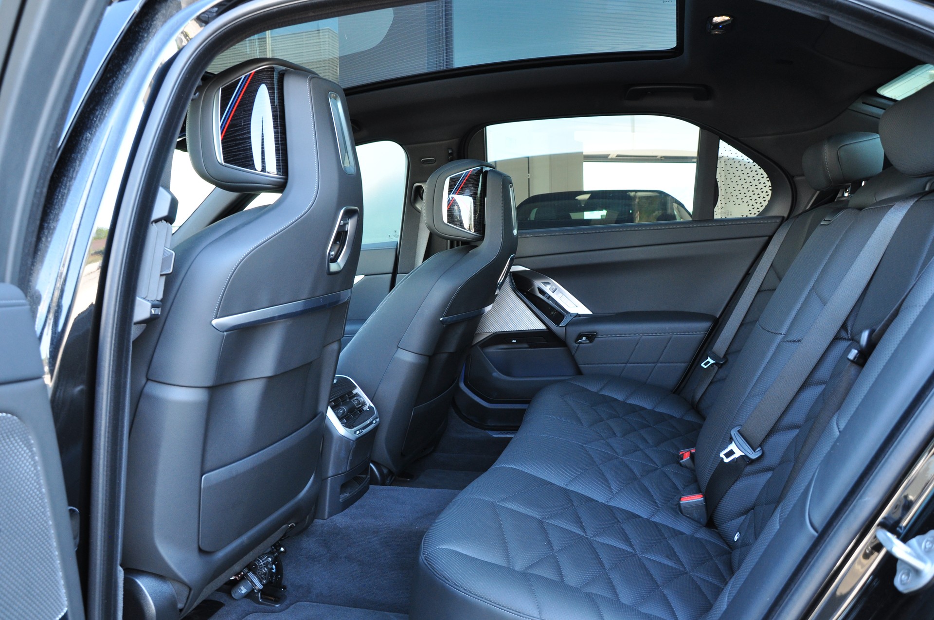BMW 740d xDrive 48V M Sport Steptronic-image-26