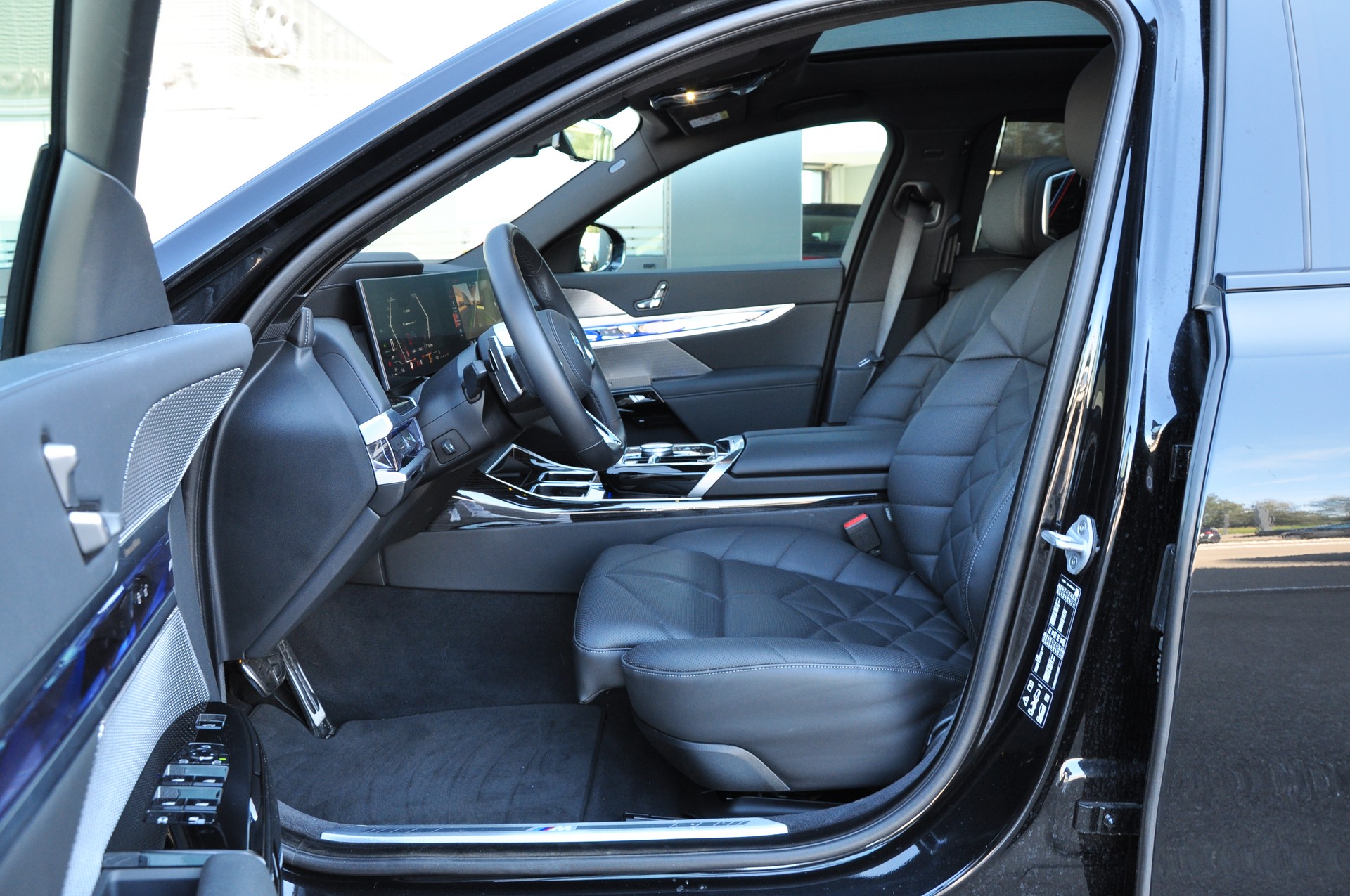 BMW 740d xDrive 48V M Sport Steptronic-image-14