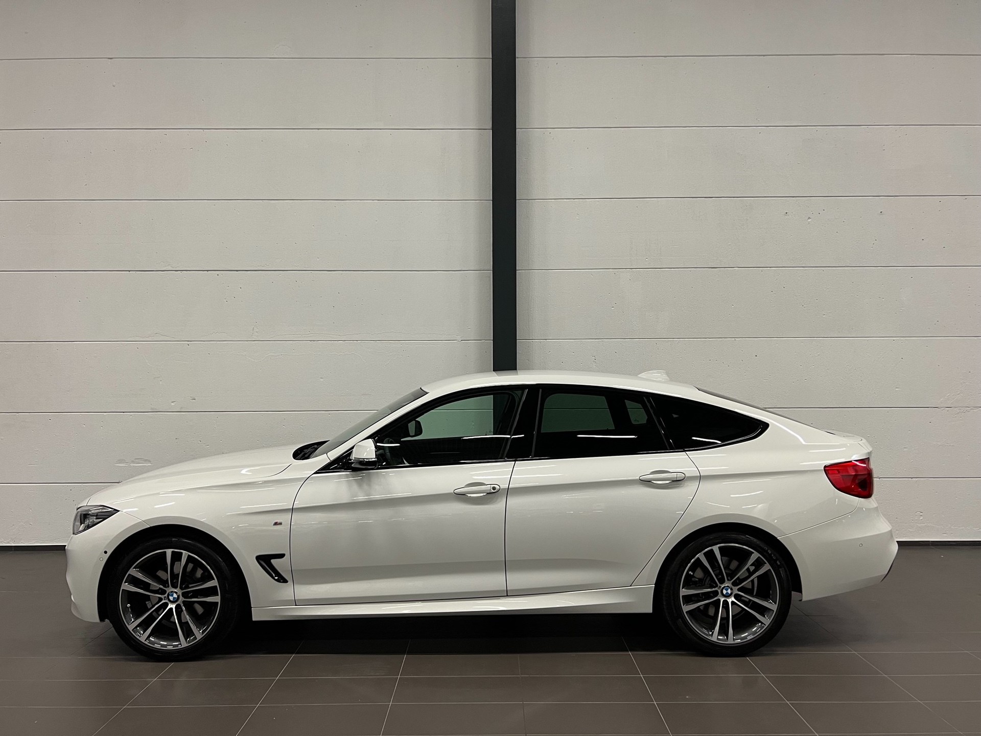 BMW 330d GT xDrive M Sport Steptronic-image-8