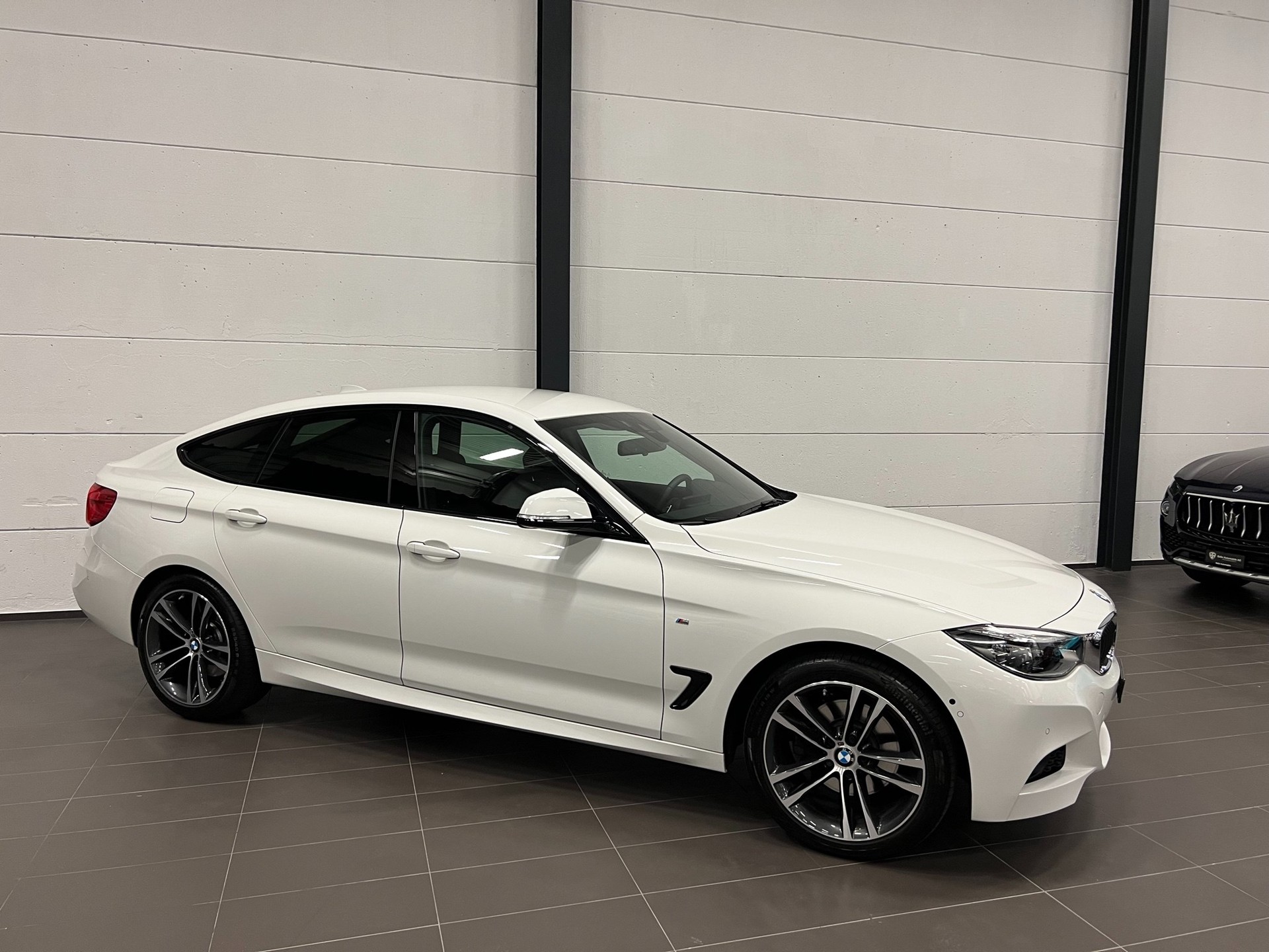 BMW 330d GT xDrive M Sport Steptronic-showroom-element-3