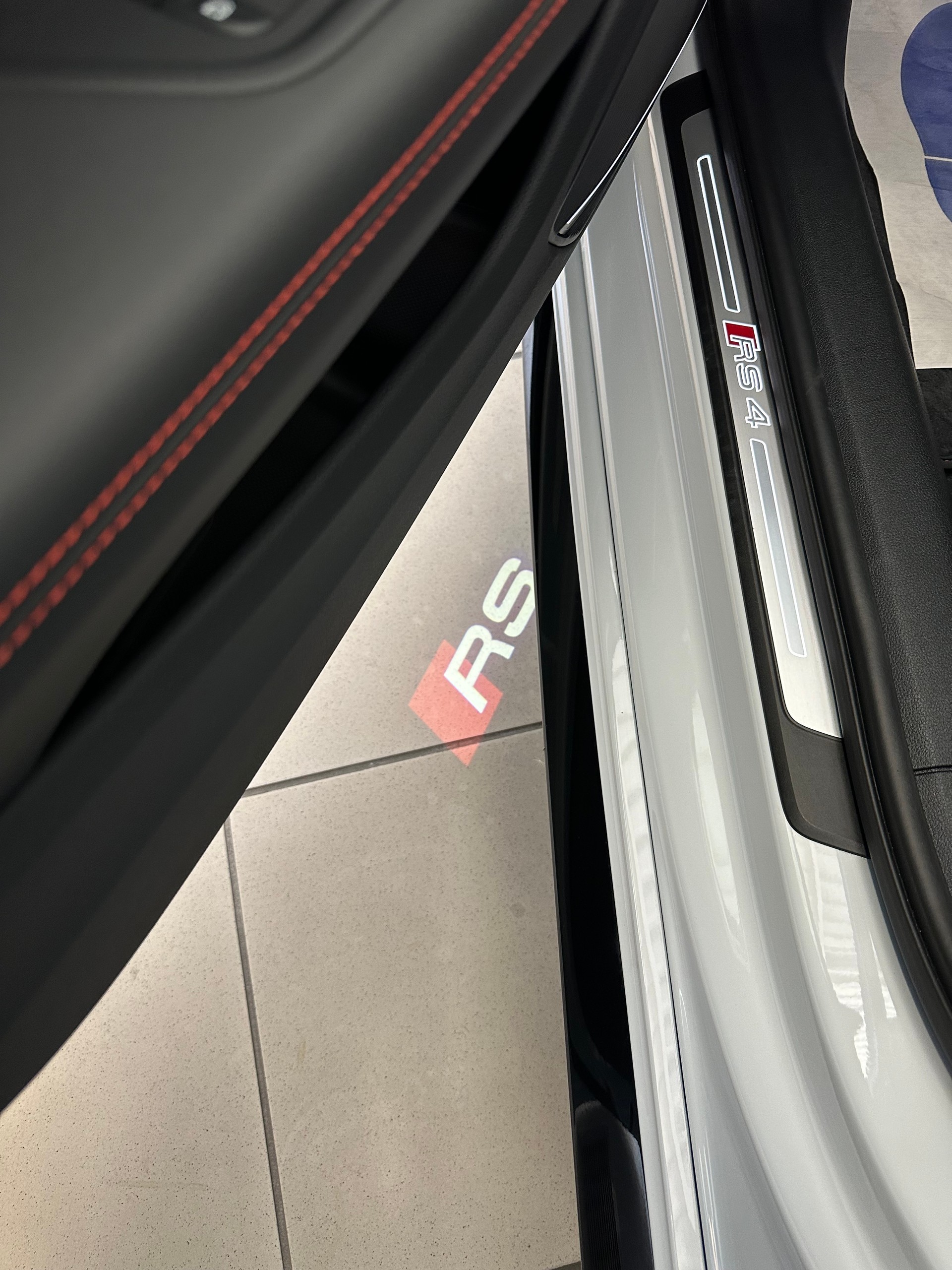 AUDI RS4 Avant quattro tiptronic-image-31