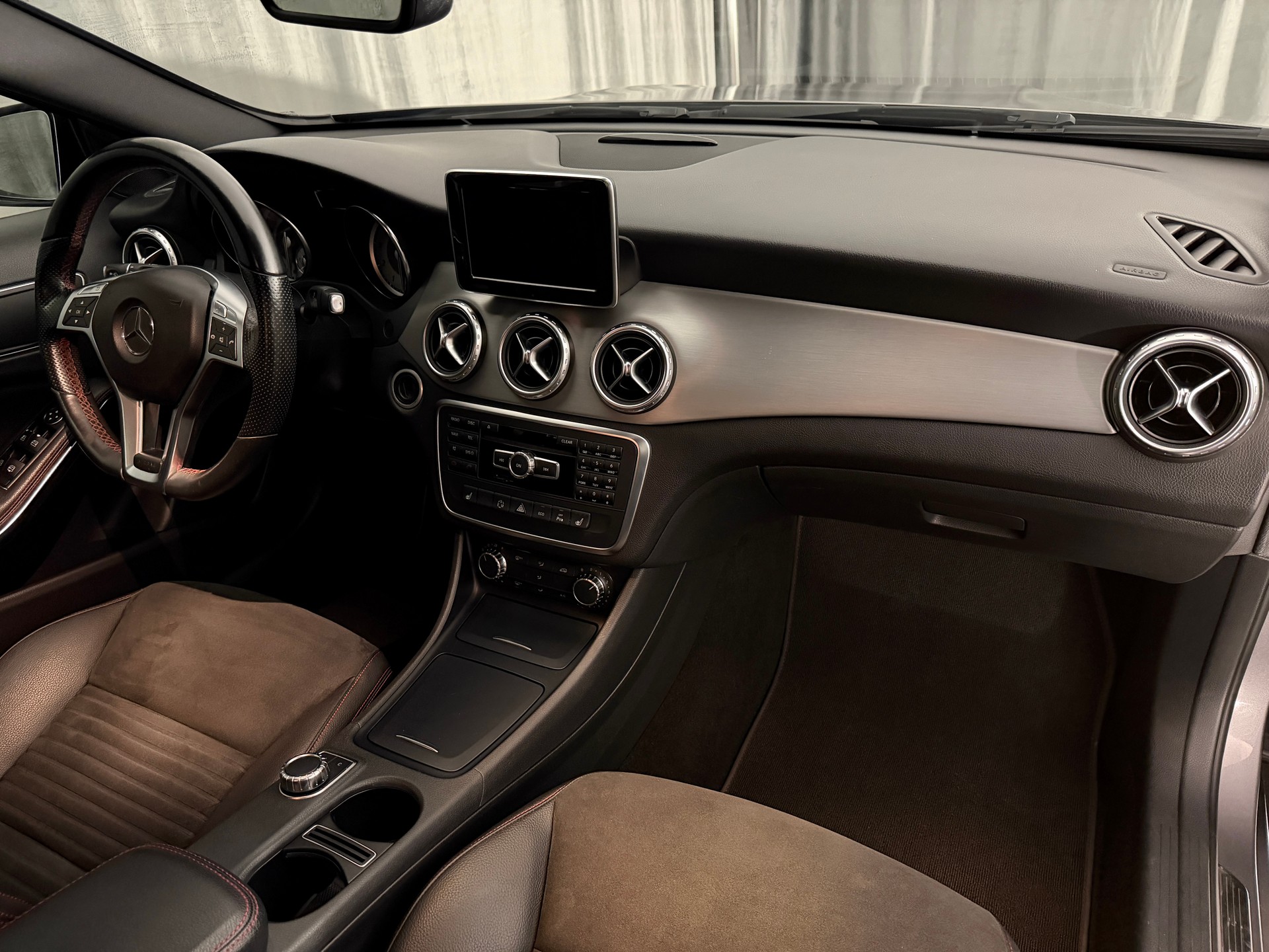 MERCEDES-BENZ GLA 200 AMG Line 7G-DCT-image-6
