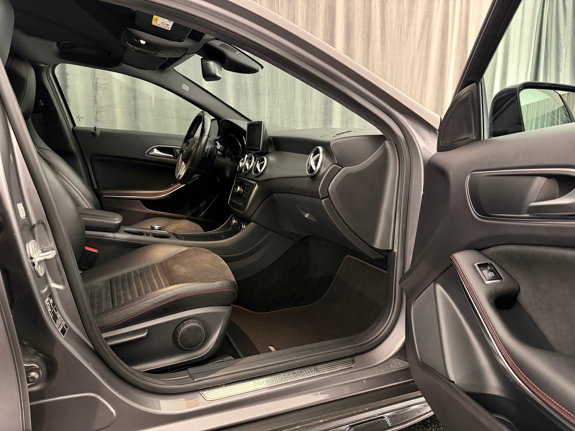 MERCEDES-BENZ GLA 200 AMG Line 7G-DCT-image-5