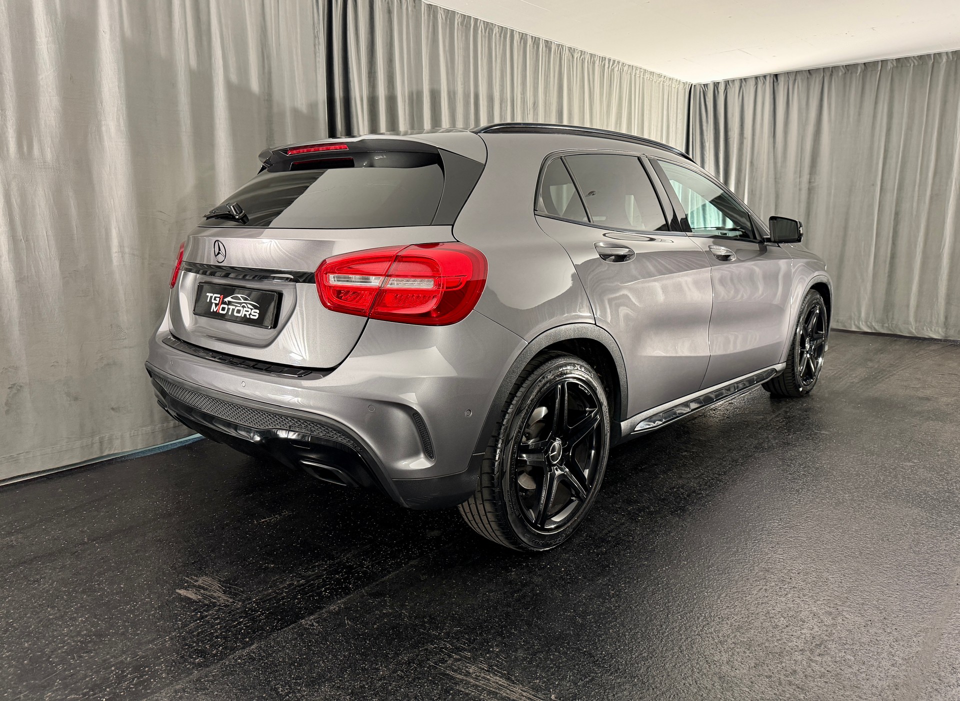 MERCEDES-BENZ GLA 200 AMG Line 7G-DCT-image-2