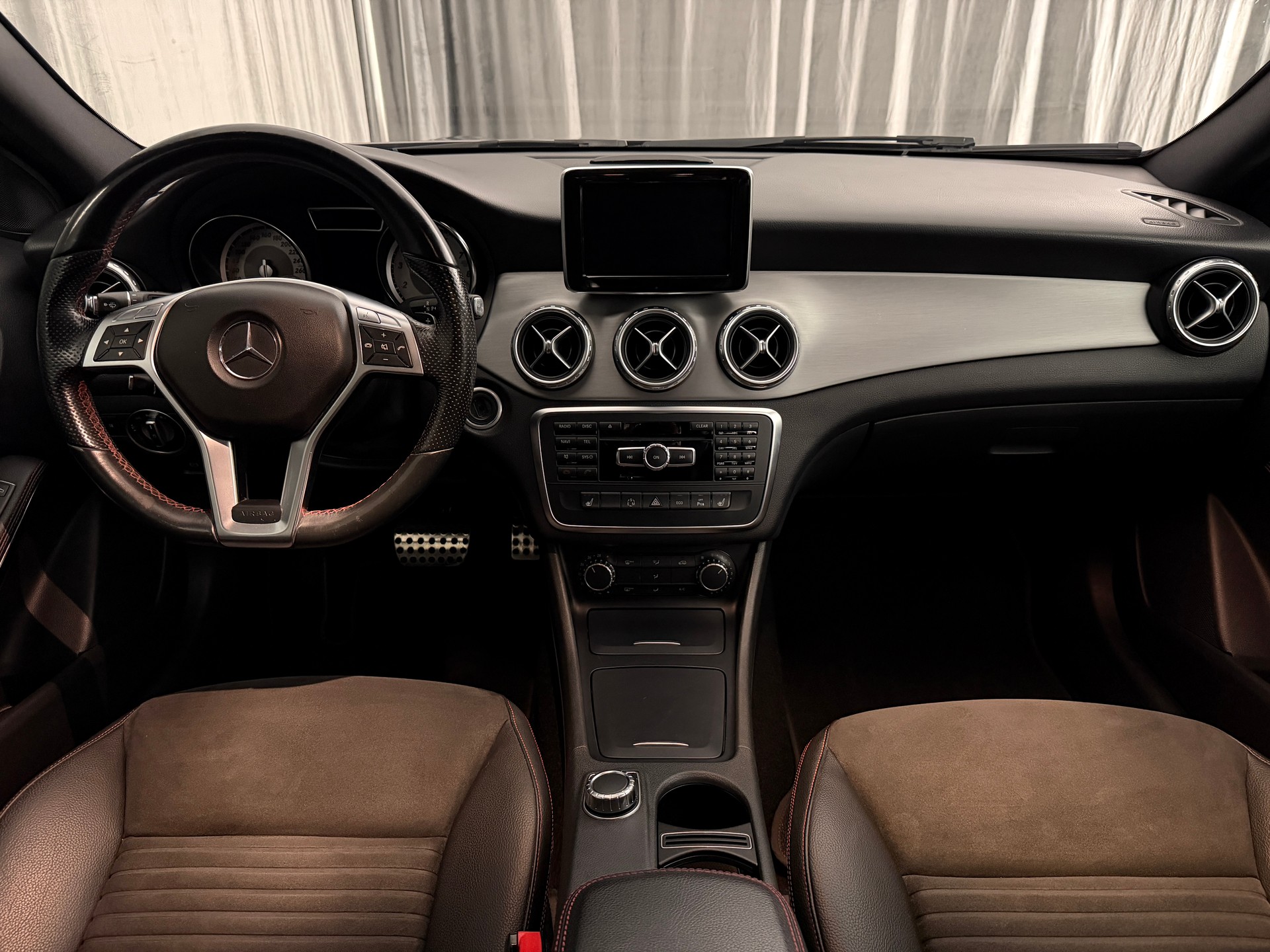 MERCEDES-BENZ GLA 200 AMG Line 7G-DCT-image-7