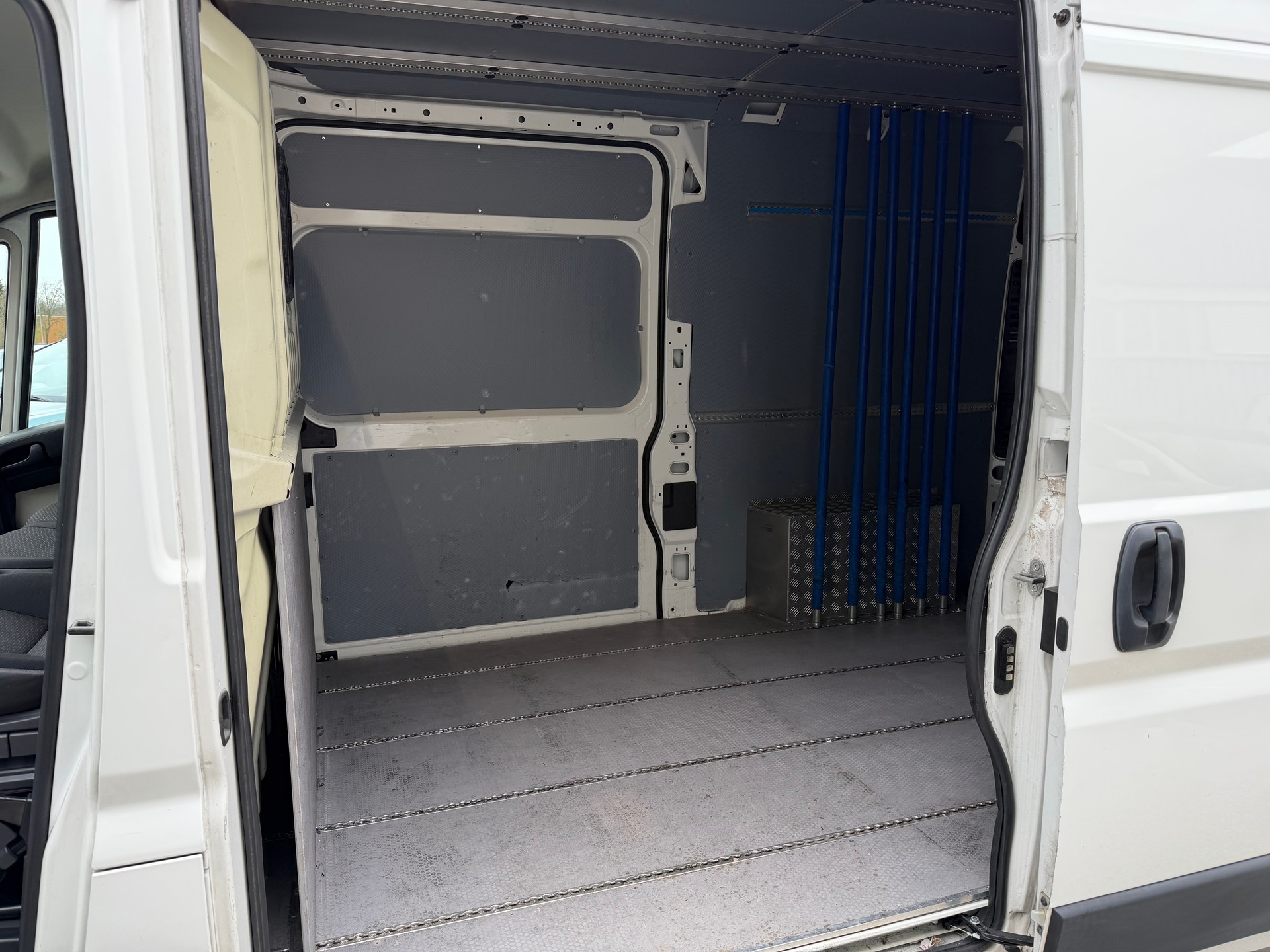 PEUGEOT Boxer 2.0 HDI 335 Active L2H2-image-13