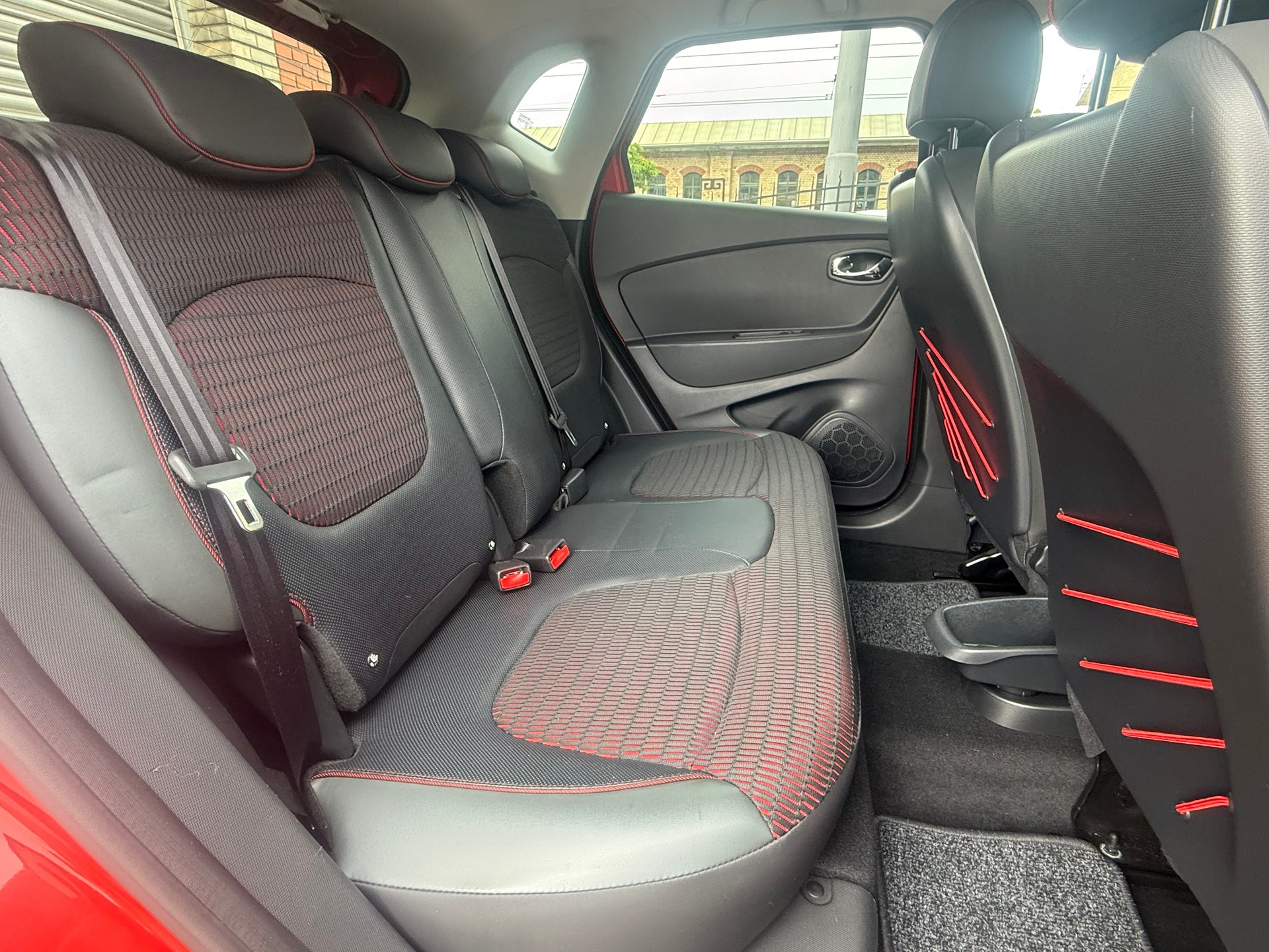 RENAULT Captur 1.2 T Helly Hansen EDC-image-11