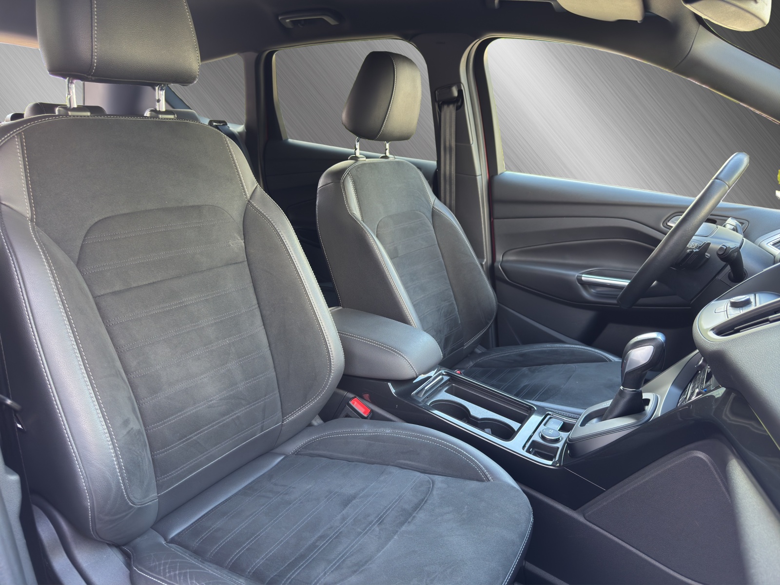 FORD Kuga 2.0 TDCi 150 ST-Line FPS-image-12