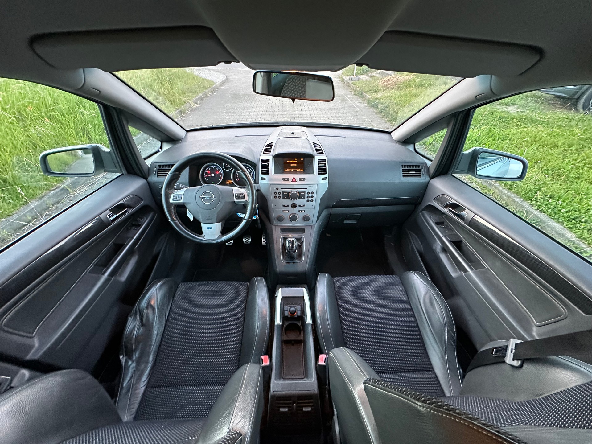 OPEL Zafira 2.0i 16V Turbo OPC-image-8