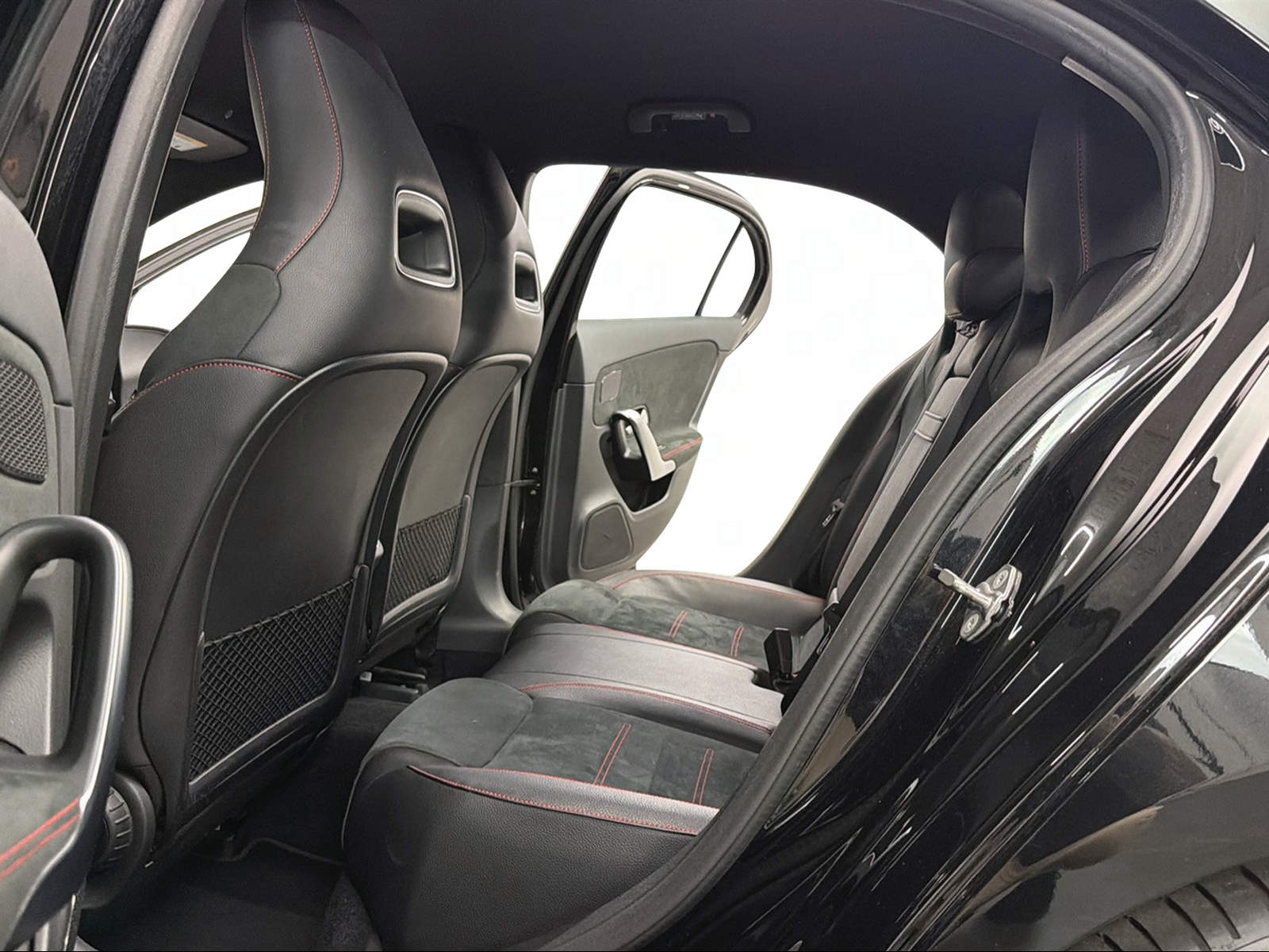 MERCEDES-BENZ A 200 AMG Line Cosmos Black Metallic 7G-DCT / RF-Kamera / Keyless Go / Leder / Ambientebeleuchtung / Premium-Paket /-image-6