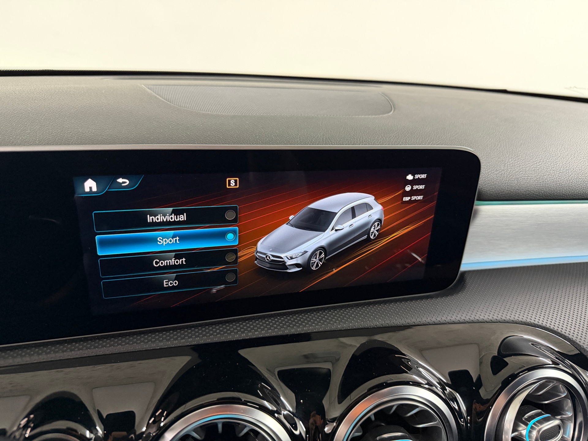 MERCEDES-BENZ A 200 AMG Line Cosmos Black Metallic 7G-DCT / RF-Kamera / Keyless Go / Leder / Ambientebeleuchtung / Premium-Paket /-image-14