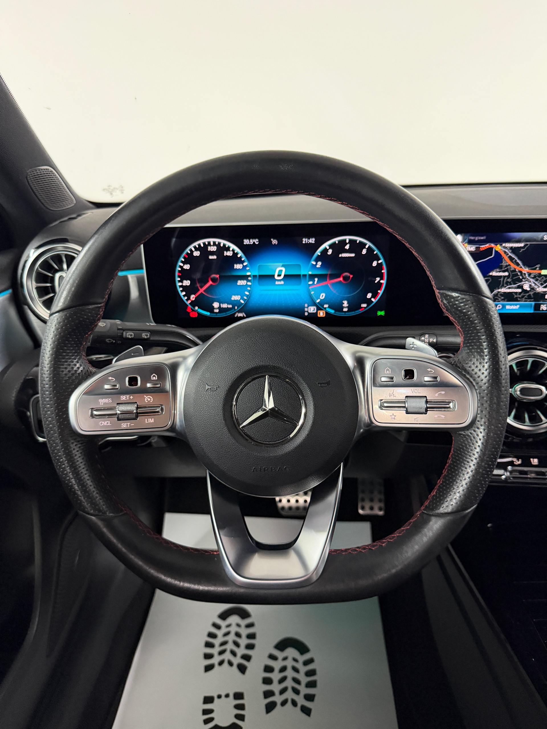 MERCEDES-BENZ A 200 AMG Line Cosmos Black Metallic 7G-DCT / RF-Kamera / Keyless Go / Leder / Ambientebeleuchtung / Premium-Paket /-image-10