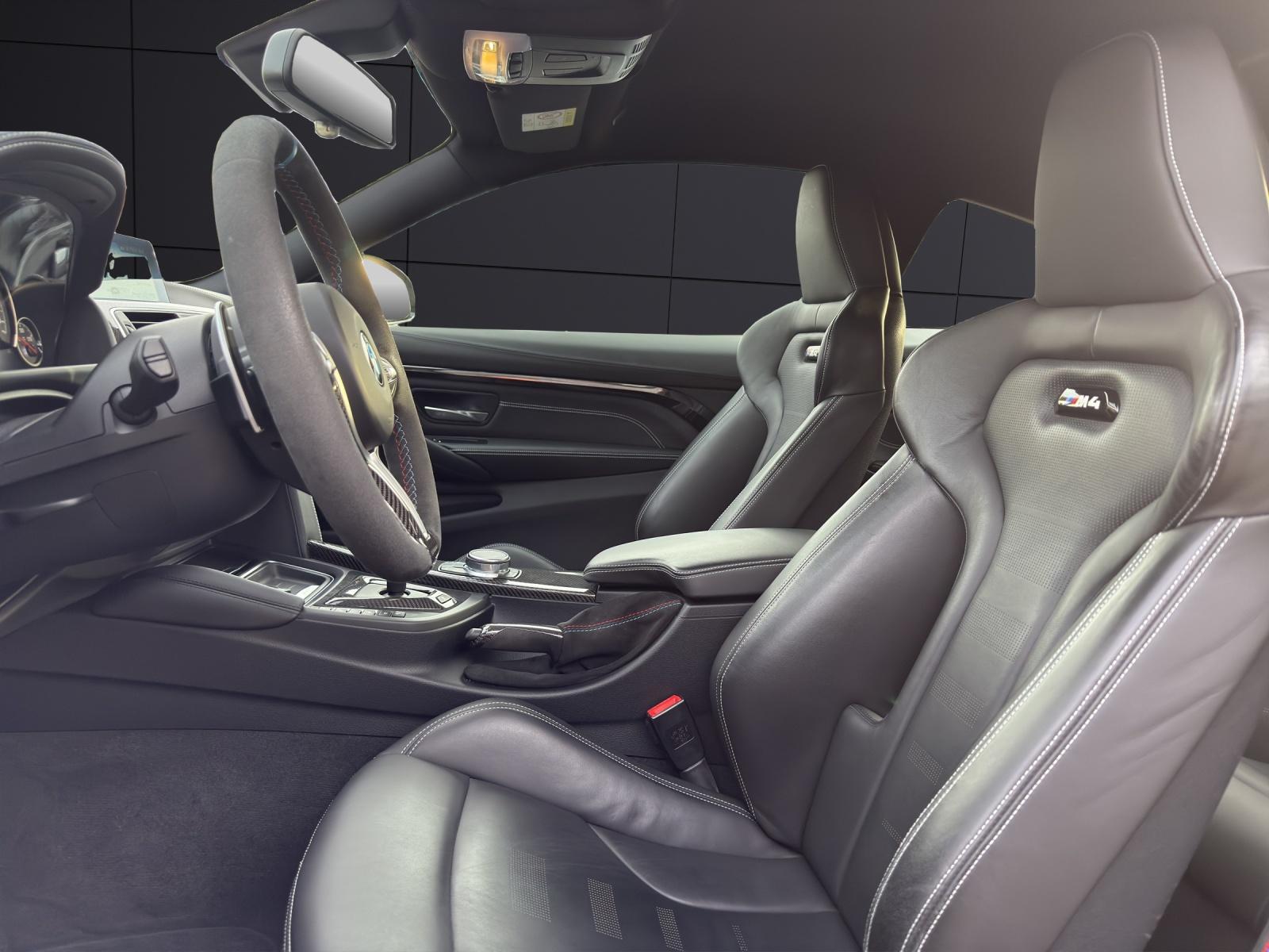 BMW M4 Competition Coupé-showroom-element-1