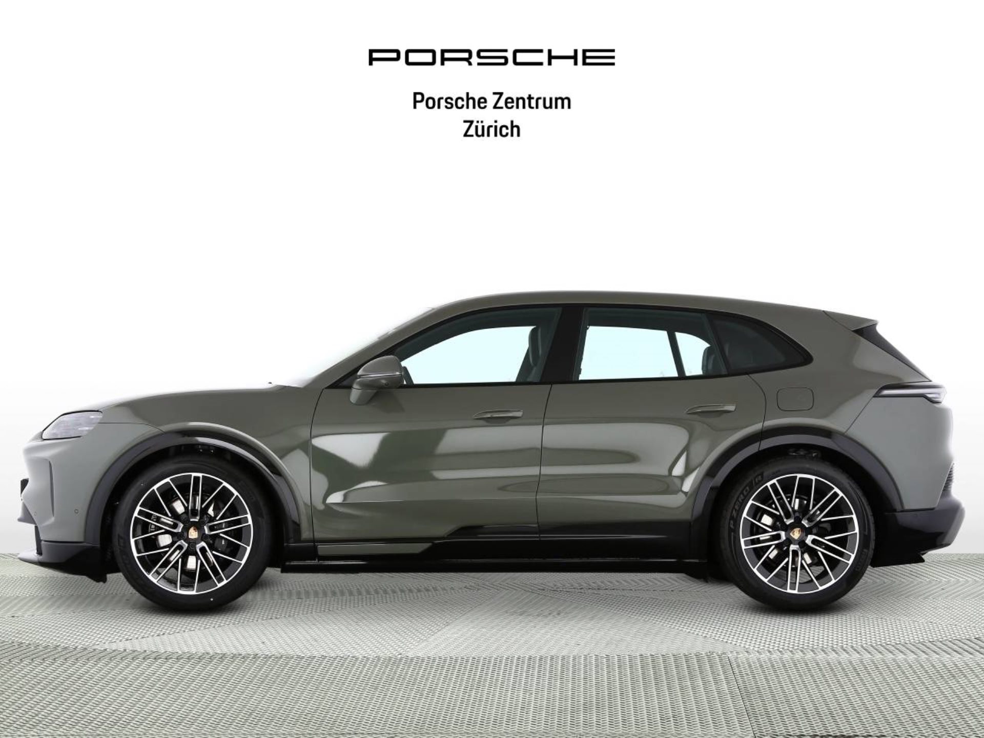 PORSCHE Cayenne Electric-showroom-element-1