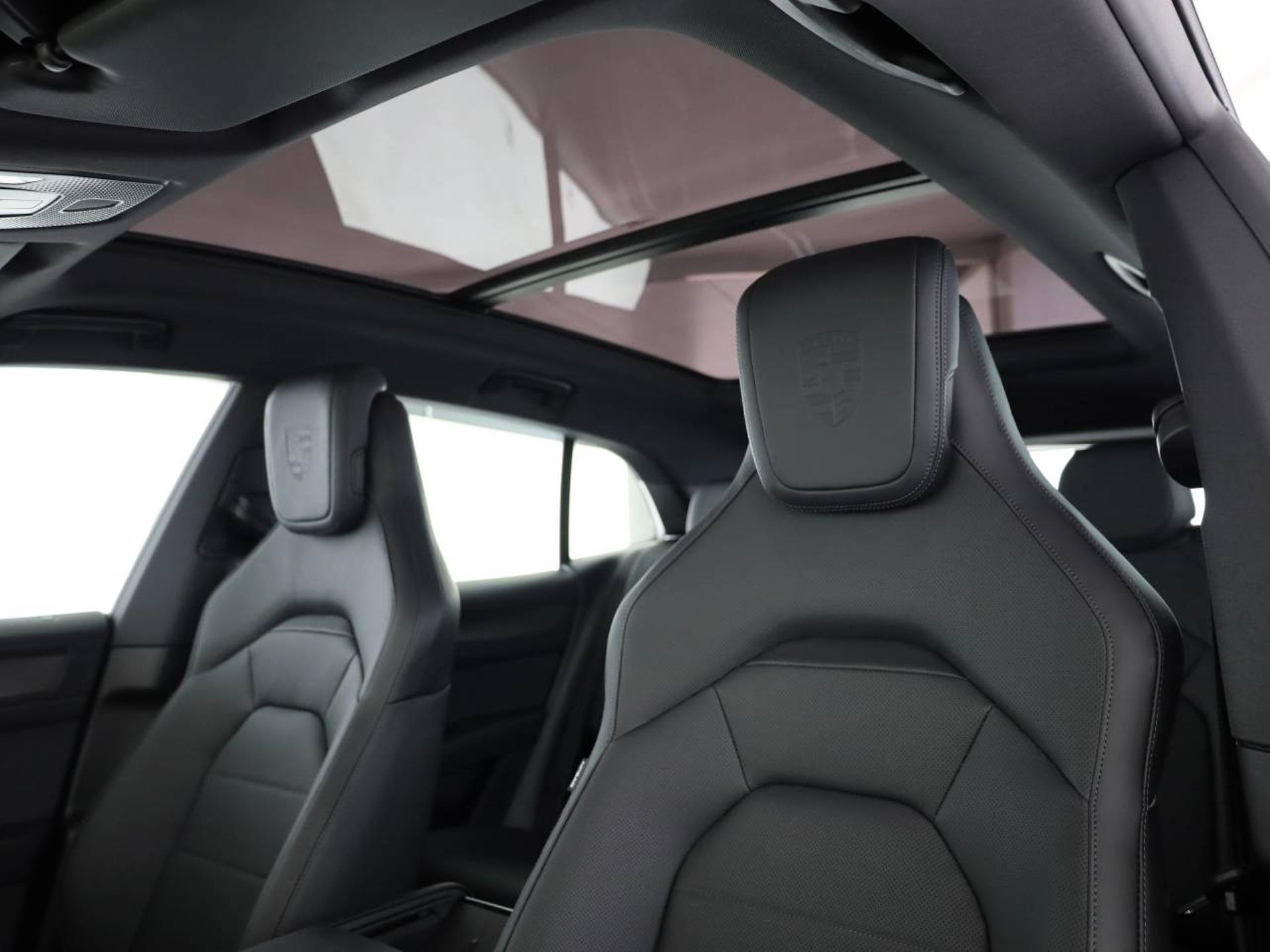 PORSCHE Cayenne Electric-image-15