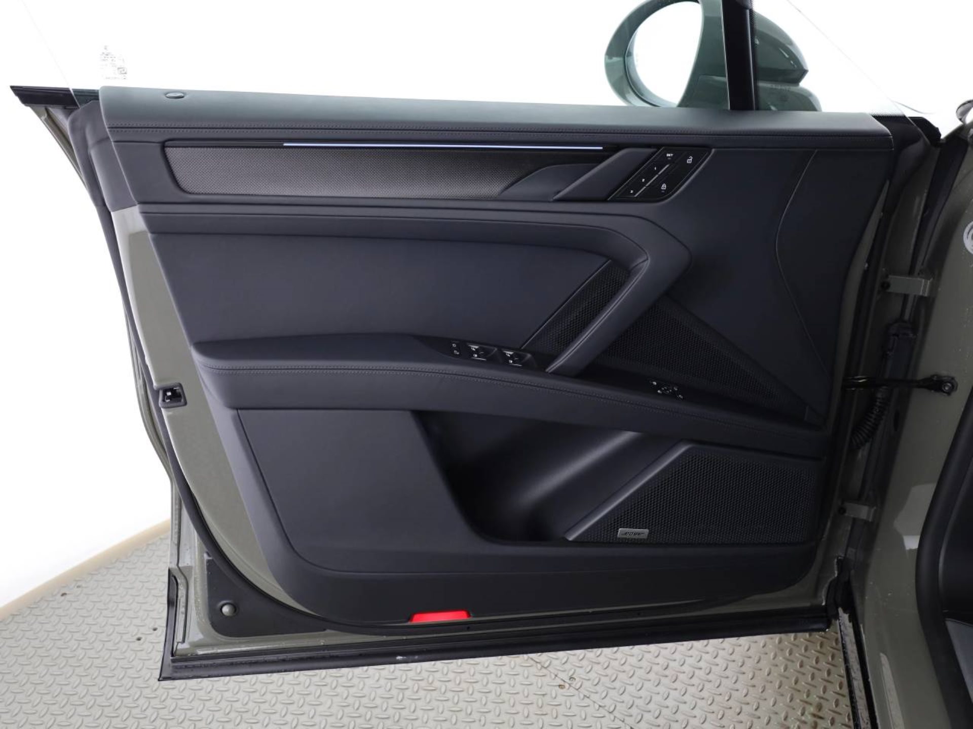 PORSCHE Cayenne Electric-image-18