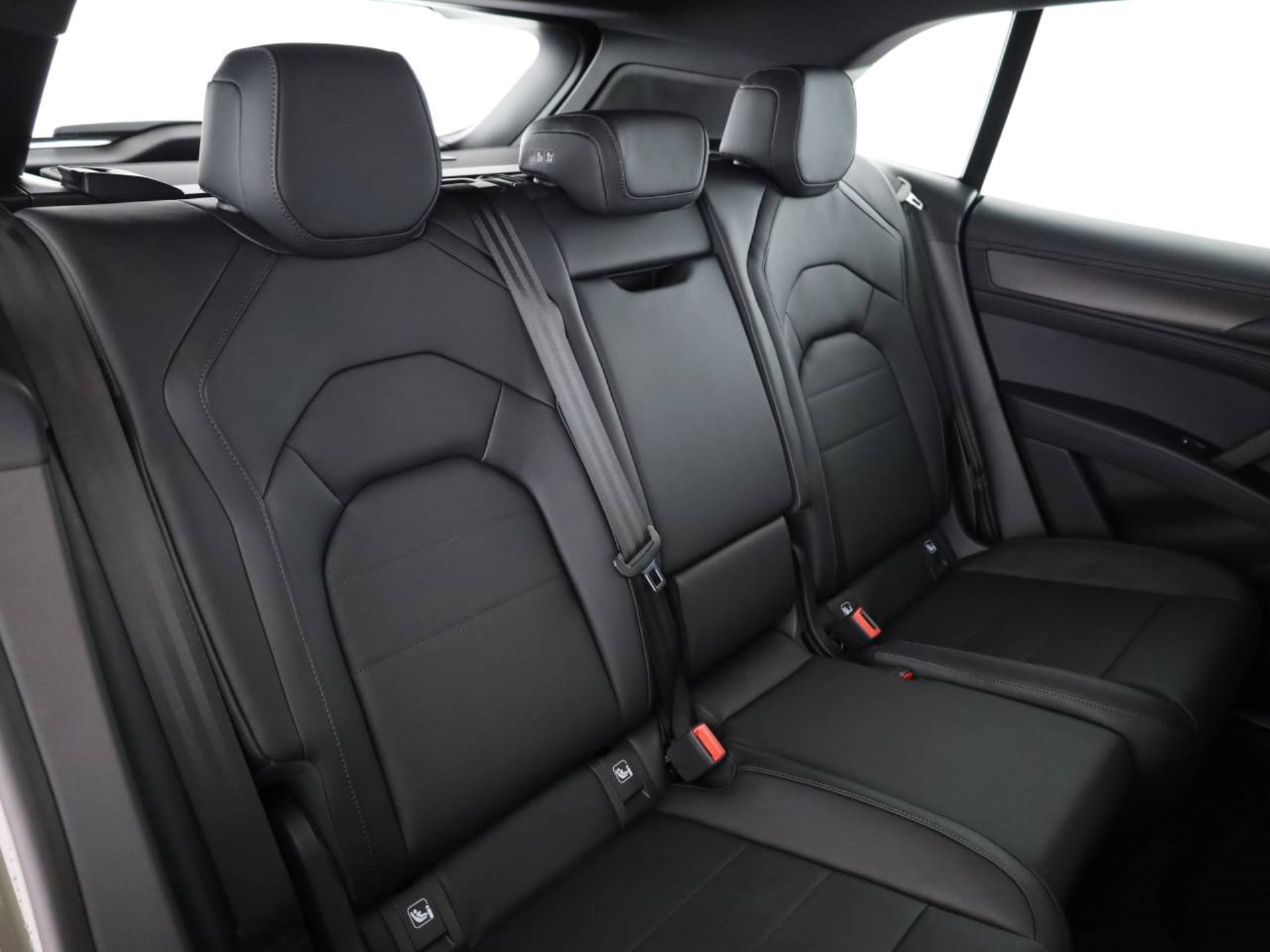 PORSCHE Cayenne Electric-image-16