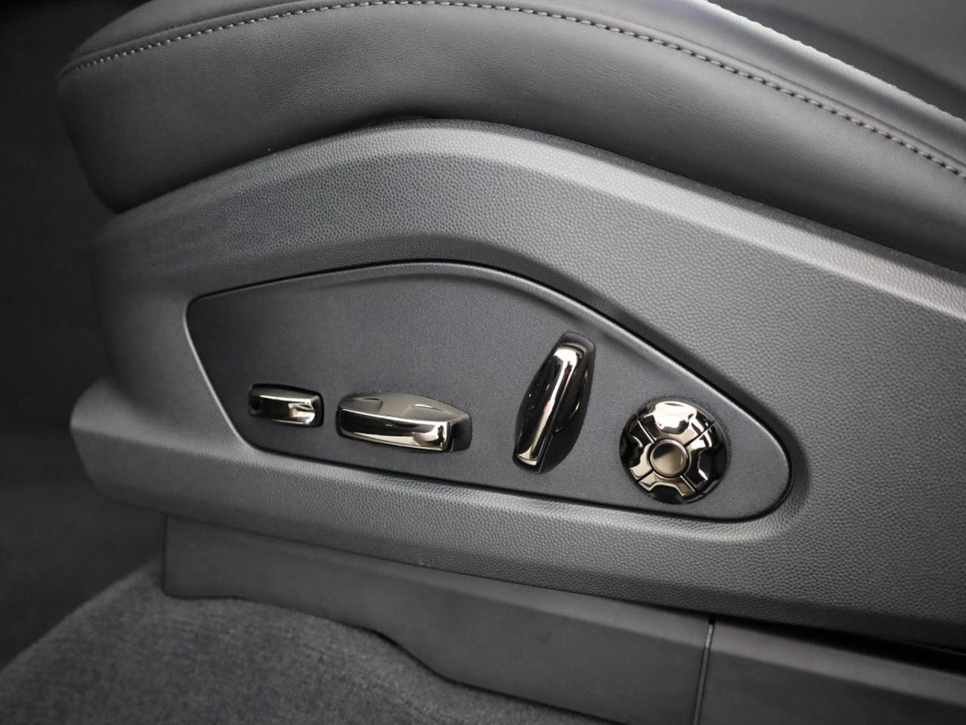 PORSCHE Cayenne Electric-image-19