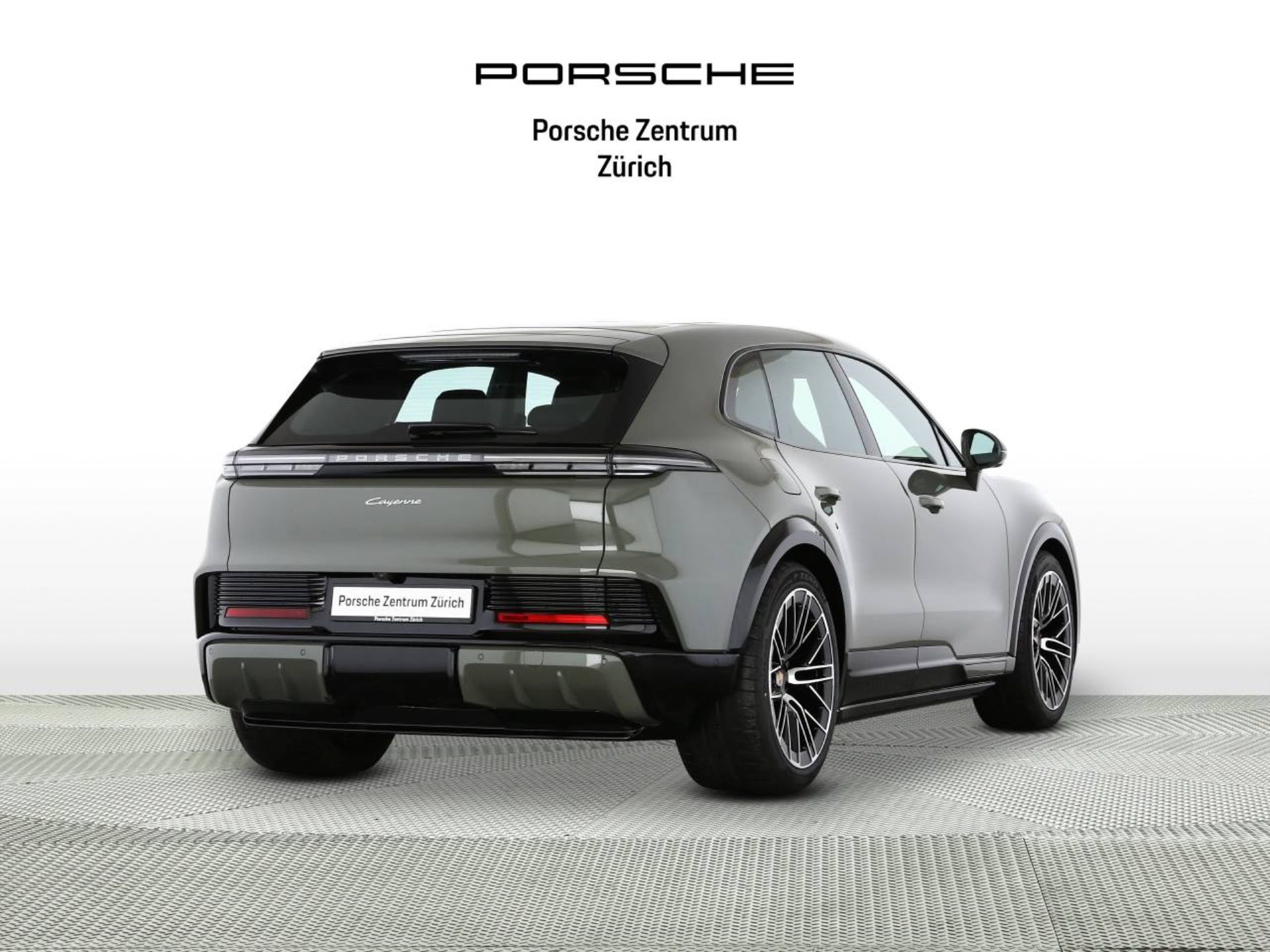 PORSCHE Cayenne Electric-showroom-element-2