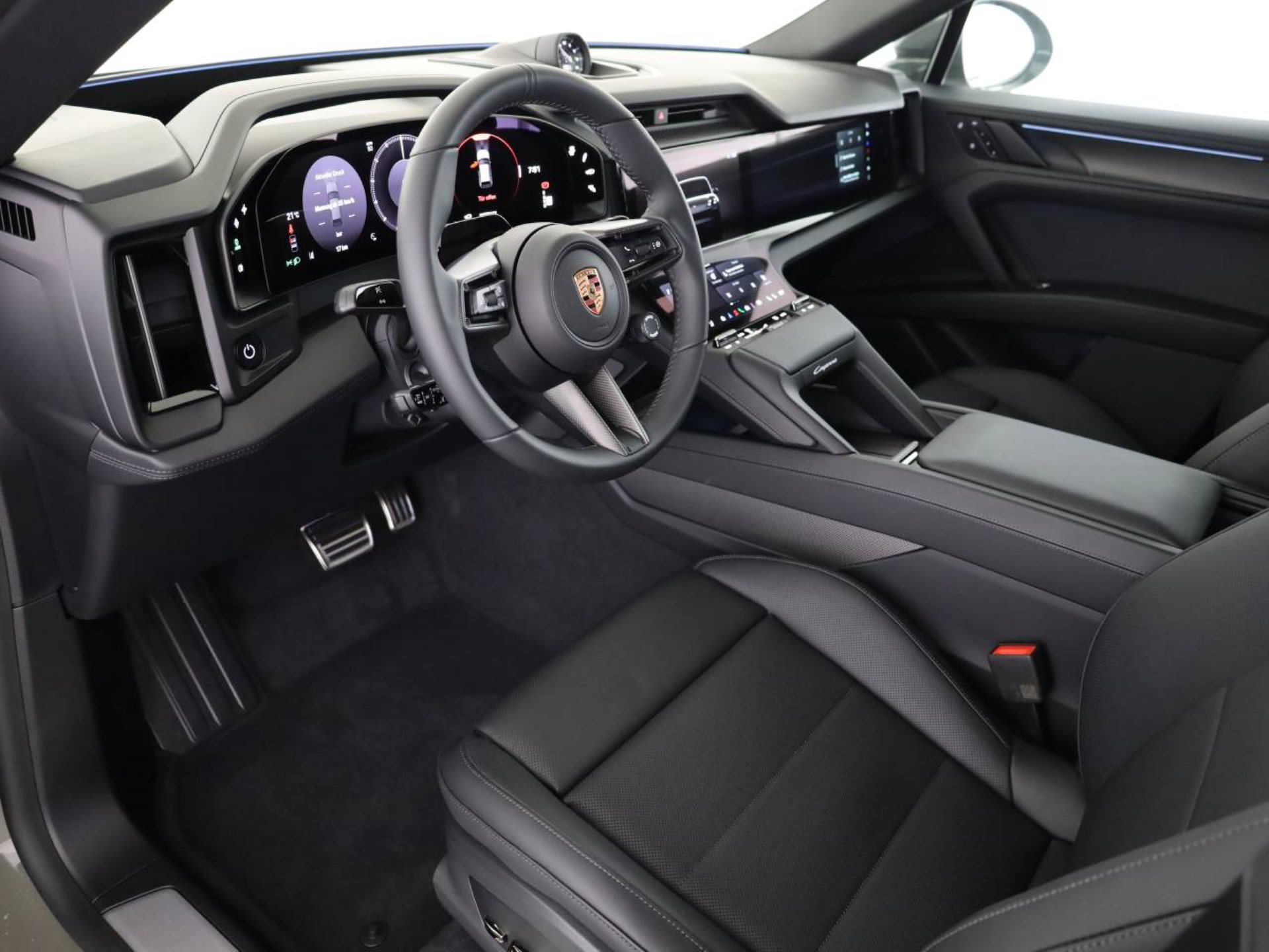 PORSCHE Cayenne Electric-showroom-element-3