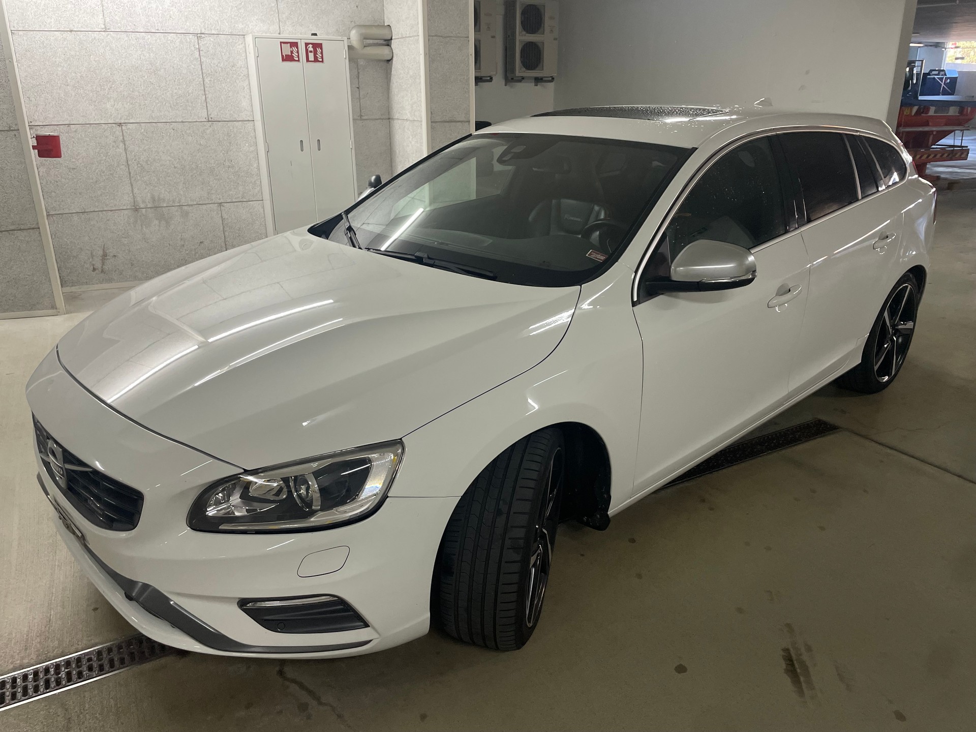 VOLVO D4 AWD R-Design