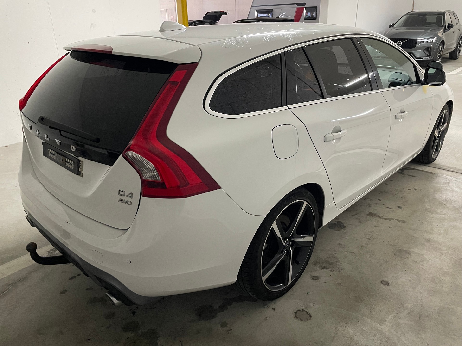 VOLVO D4 AWD R-Design-image-3