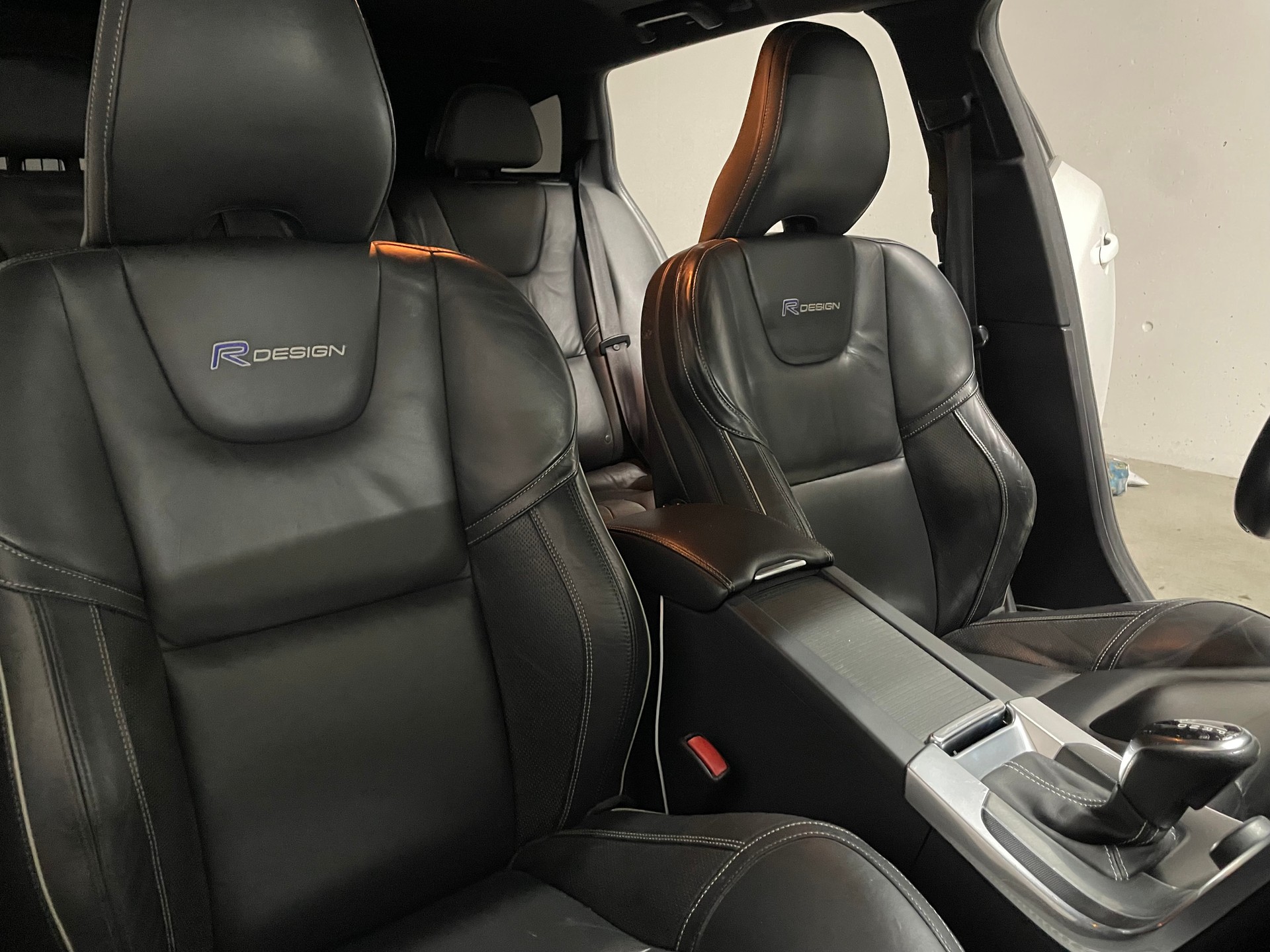 VOLVO D4 AWD R-Design-image-10