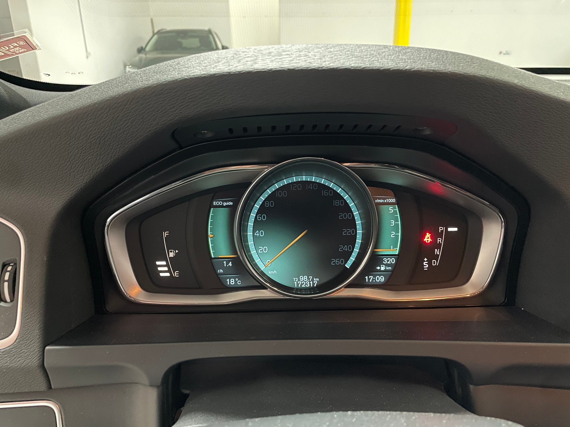VOLVO D4 AWD R-Design-image-15